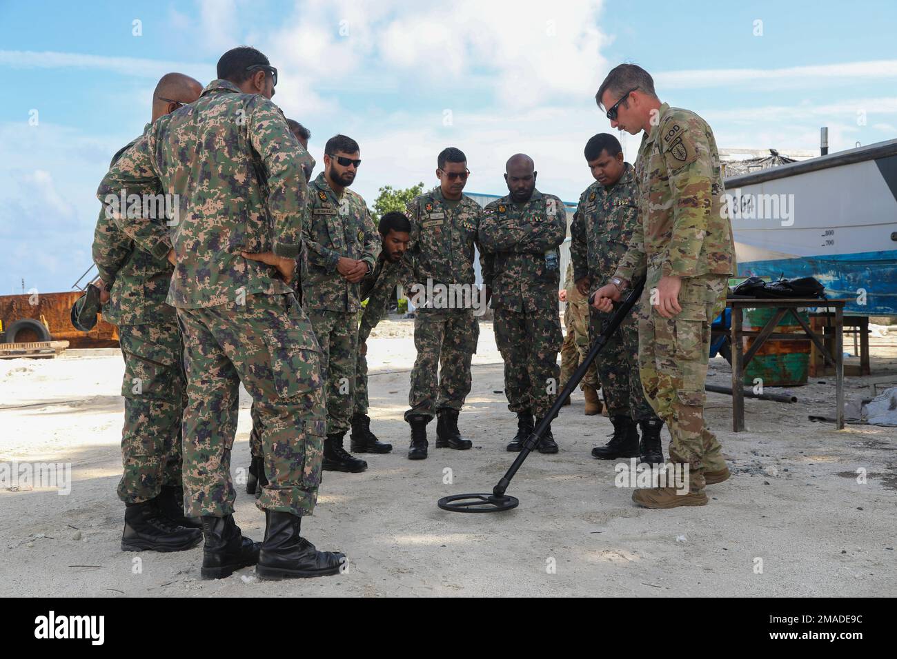 ÉTATS-UNIS Le Sgt. 1st de l'armée Steve McNeil, conseiller en élimination des munitions explosives, de la Brigade d'assistance des forces de sécurité 5th (SFAB), mène une formation sur la détection improvisée des engins explosifs avec des membres des Forces de défense nationale des Maldives à Malé, aux Maldives, au 25 mai 2022. La DGFA forme et conseille les forces de sécurité étrangères pour améliorer les capacités des partenaires et faciliter la réalisation des objectifs stratégiques américains. Banque D'Images