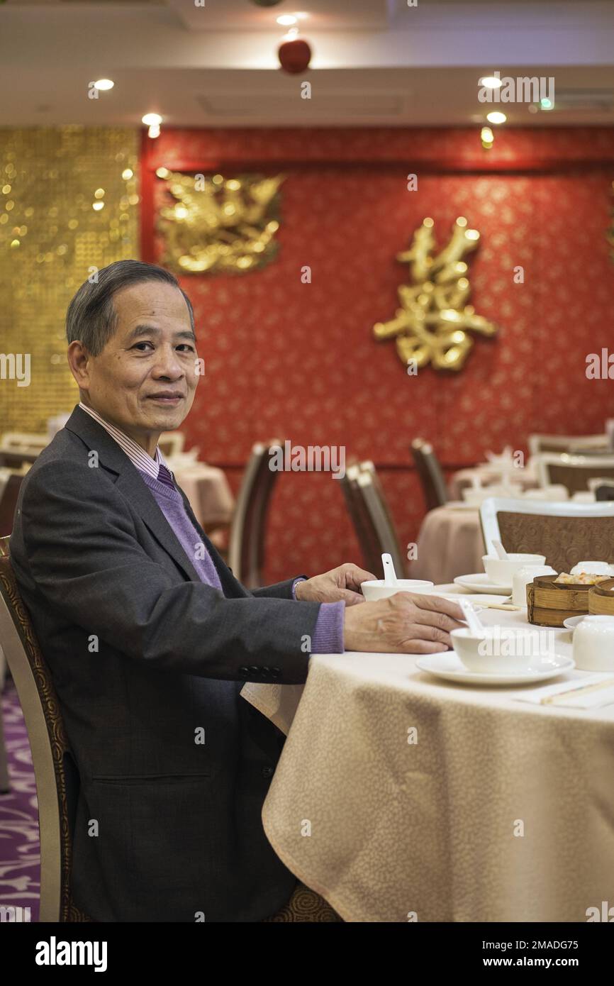 Lee Shun-BUN à New Loon Fung, sur Gerrard Street, Londres, 27 décembre 2022. Lee Shun-bun est le dernier de son genre, le seul restaurateur à gauche de sa génération d'immigrants chinois dans le quartier chinois de LondonHH. Il est également bien plus qu'un propriétaire de restaurant, Hover les décennies, il est devenu ChinawhHH kingpin, quelqu'un qui maintient la culture chinoise vivante par son rôle de président de la Chambre de commerce chinoise du Royaume-Uni, et à qui la communauté se tourne pour le soutien et les conseils.H27DEC22 CRÉDIT: Ming Tang-Evans Banque D'Images