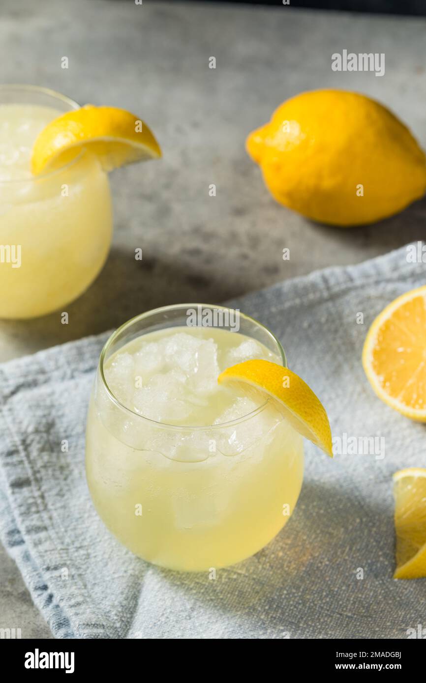 Soda italienne fraîche et rafraîchissante au citron avec glace Banque D'Images