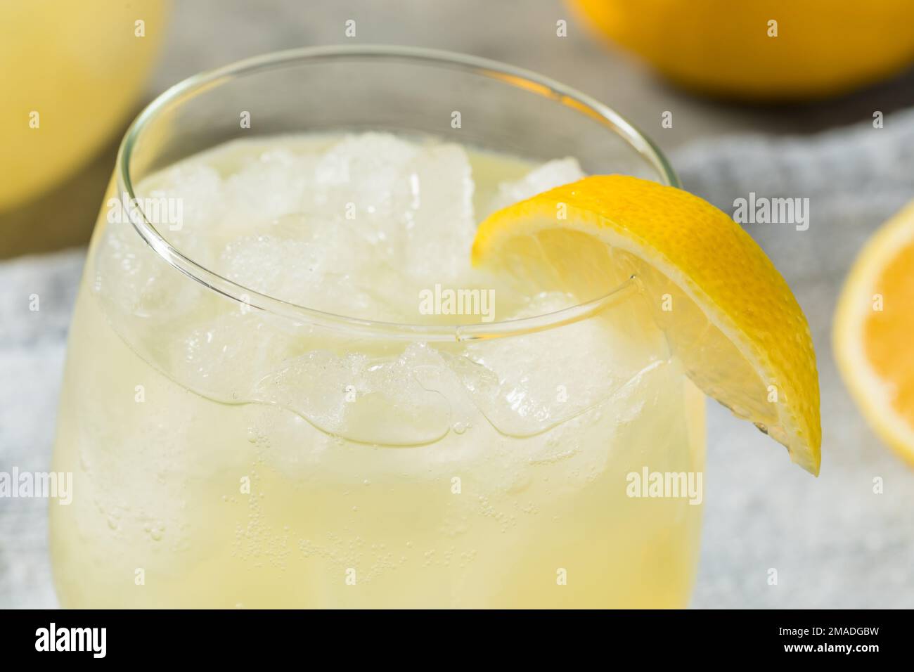 Soda italienne fraîche et rafraîchissante au citron avec glace Banque D'Images