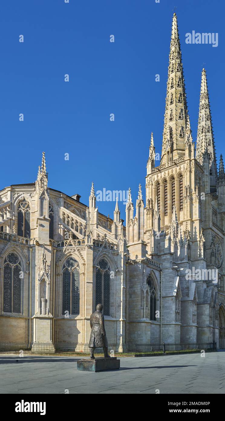 France, Bordeaux, la Cathédrale St Andrew avec le monument, vu de l'arrière, de J.C. Dalmes ancien maire de la ville Banque D'Images