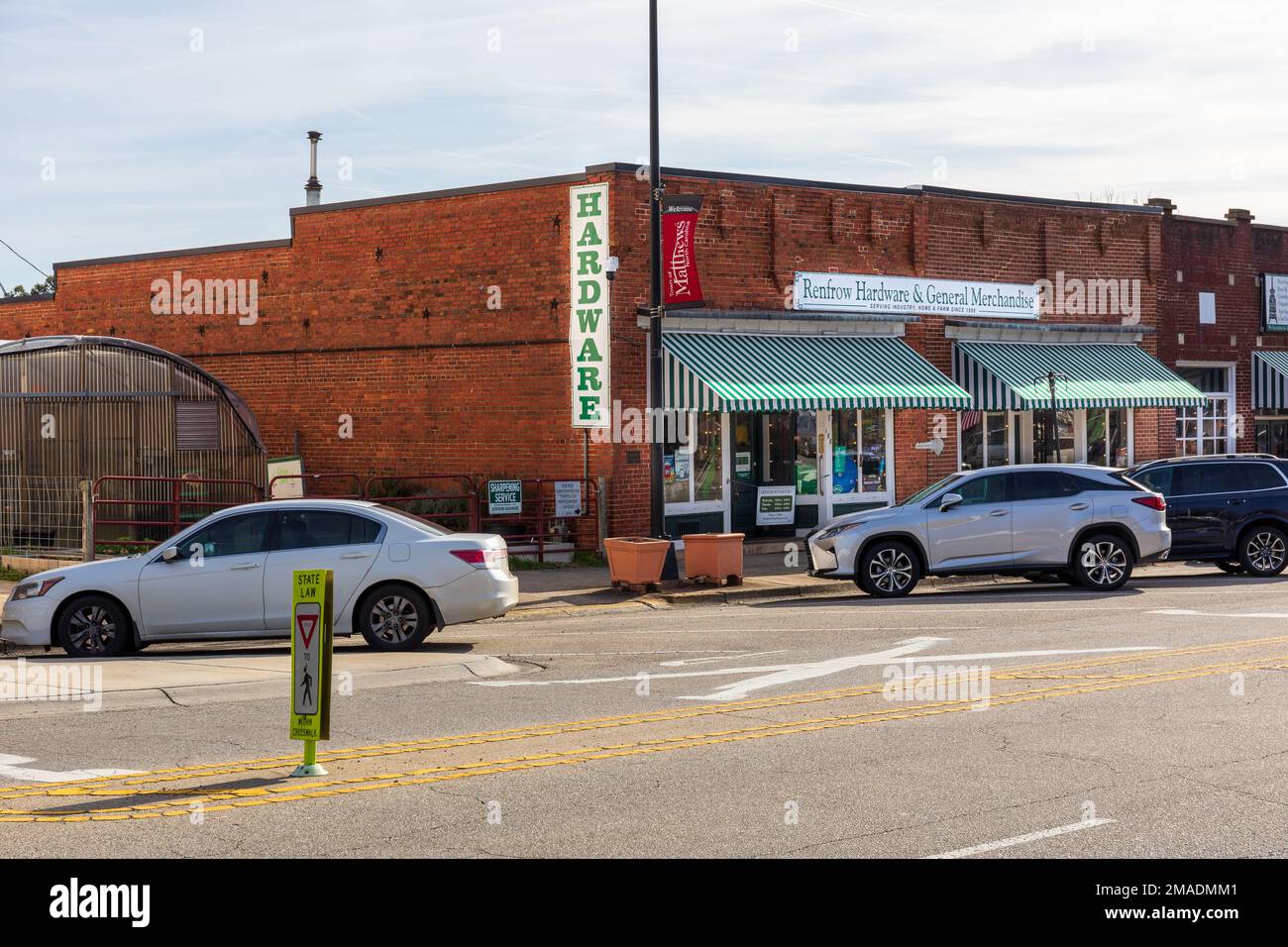 MATTHEWS, NC, USA-15 JANVIER 2023 : quincaillerie et marchandises générales de Renfrow, sur Trade Street, dans le centre-ville. Banque D'Images