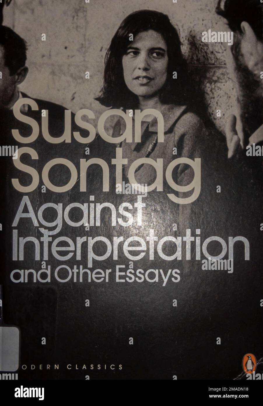 Livre contre l'interprétation de Susan Sontag : 1966. Artiste de couverture : Ellen Raskin Banque D'Images