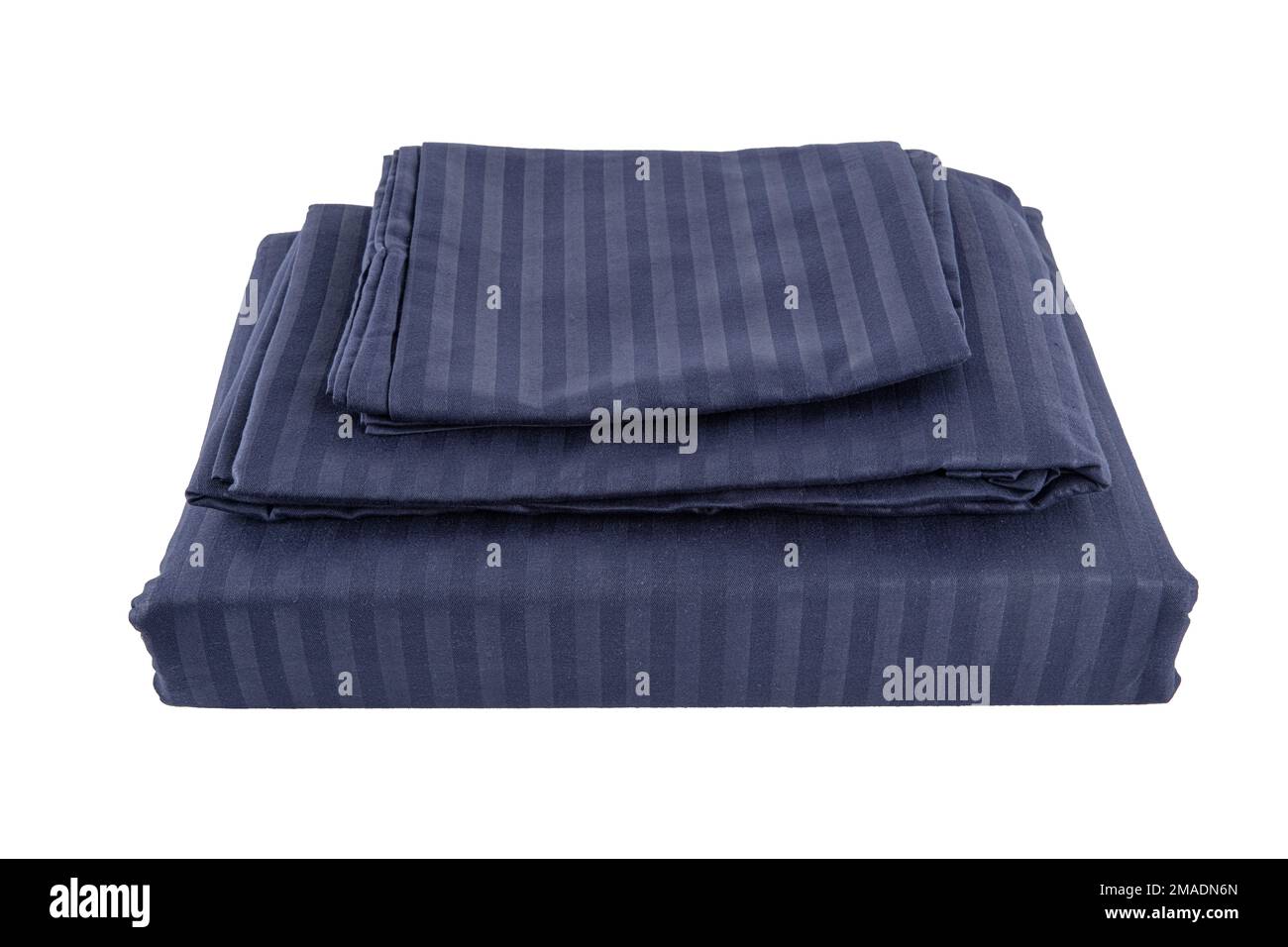 Ensemble de draps. Parure de lit isolée sur blanc. Ensemble avec des piles de linge de lit propre sur fond blanc. Bannière. Banque D'Images