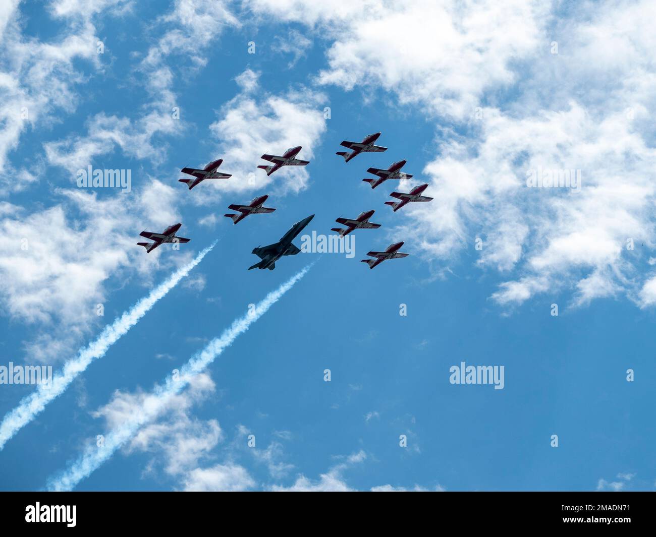 Avions de chasse Snowbird avec un avion de chasse CF : un groupe de jets de chasse aérobie snowbird accompagnent un avion de chasse beaucoup plus grand dans le ciel au-dessus d'Ottawa pour les célébrations de la fête du Canada. Banque D'Images