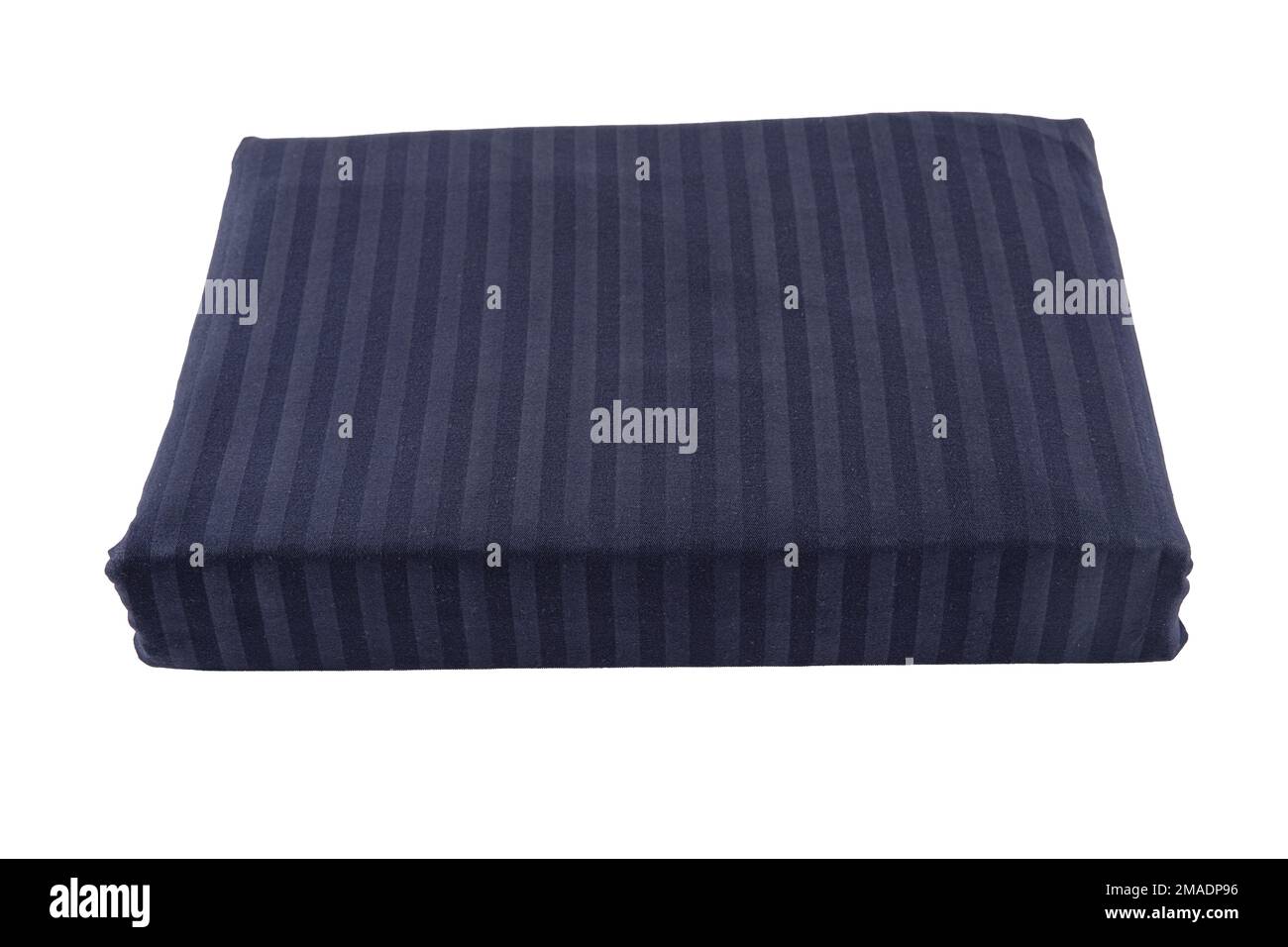 Ensemble de draps. Parure de lit isolée sur blanc. Ensemble avec des piles de linge de lit propre sur fond blanc. Bannière. Banque D'Images