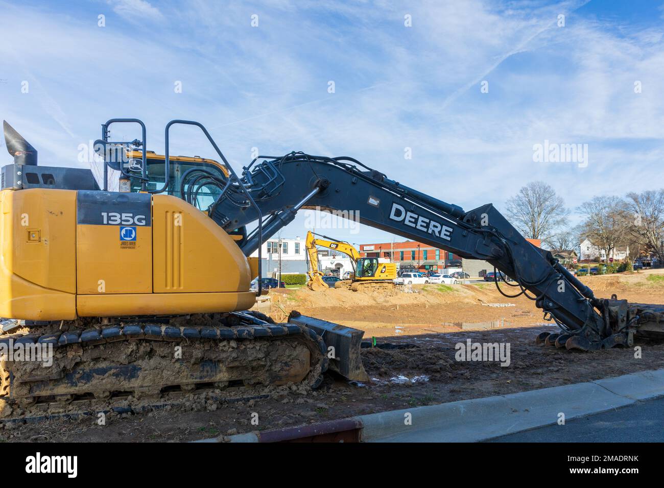 PINEVILLE, NC, USA-15 JANVIER 2023 : chantier de construction en centre-ville avec deux tracteurs rétro. Soleil, ciel bleu. Banque D'Images