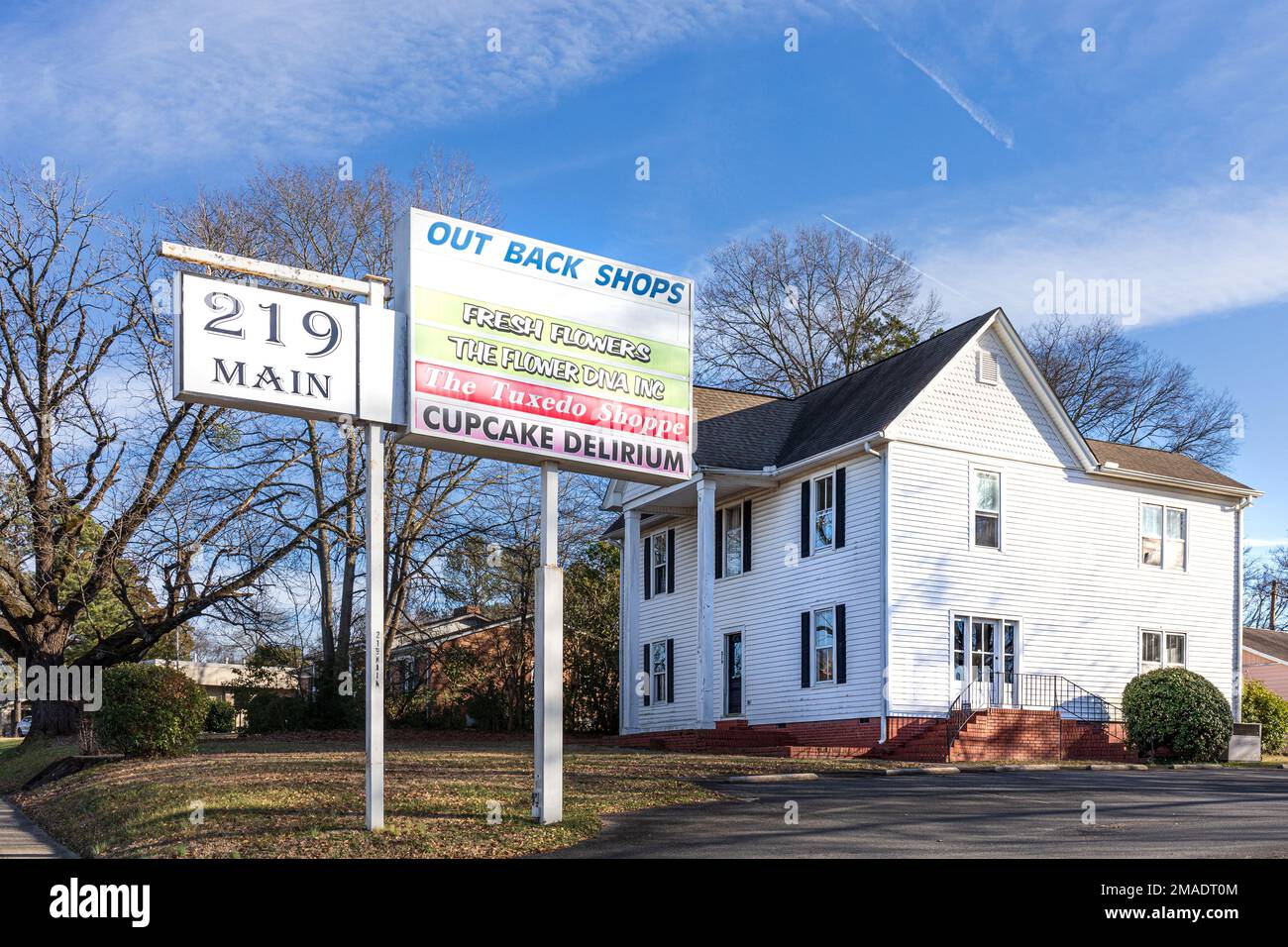 PINEVILLE, NC, USA-15 JANVIER 2023: 219 main, Out Back Shops, panneau pour fleurs fraîches, The Flower Diva Inc., The Tuxedo Shoppe, Cupcake delirium. Banque D'Images