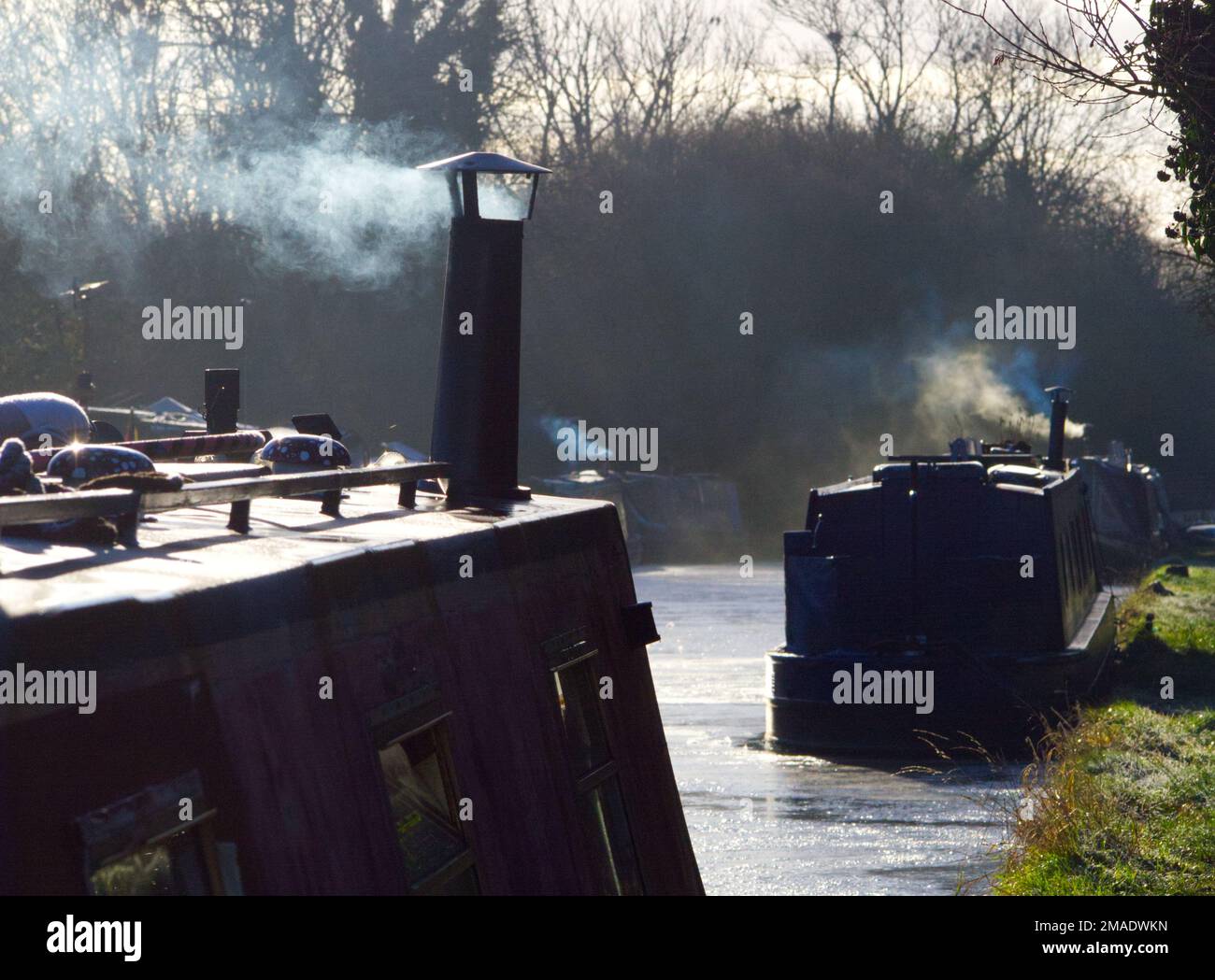 Chalupes avec fumée le matin d'hiver Aynho Oxfordshire Banque D'Images