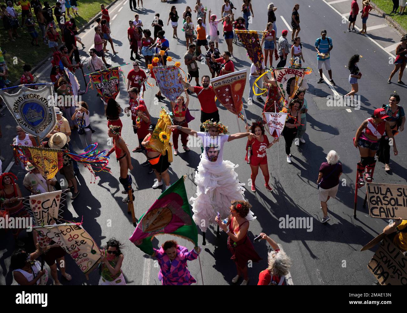 Supporters of Brazil's former President and now presidential candidate Luiz Inacio "Lula" da Silva, take part in a street block party in Rio de Janeiro, Brazil, Sunday, Sept. 25, 2022. Brazil's general elections are scheduled for Oct. 2. (AP Photo/Silvia Izquierdo) Banque D'Images