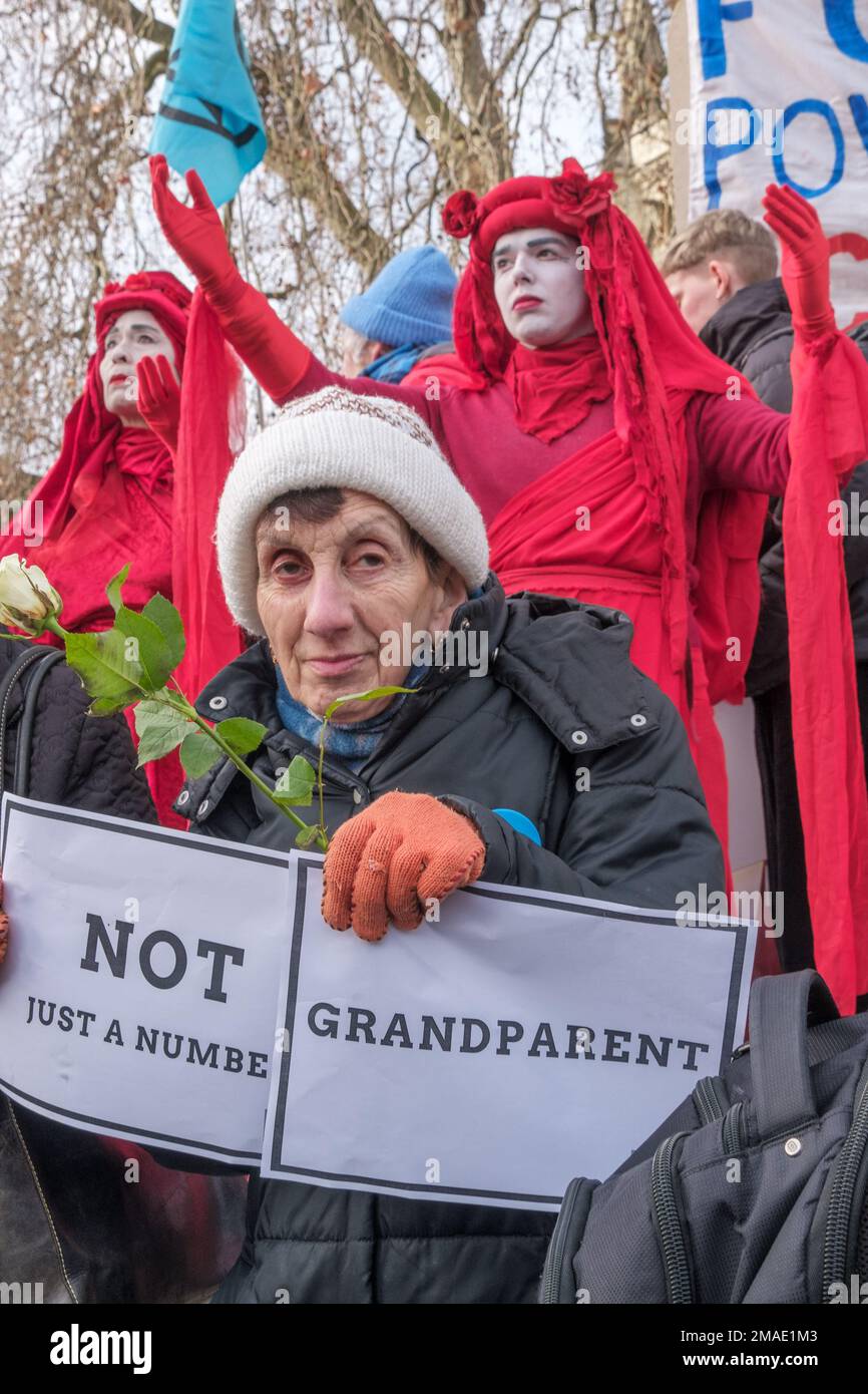 Londres, Royaume-Uni. 19 janvier 2023. Fuel Poverty action, National Pensioners Convention, extinction Rebellion Warm Homes Campaigns, DPAC et d'autres tiennent un rassemblement et un silence de quelques minutes à midi sur le nombre choquant de personnes mourant de maladies liées au froid. LES chiffres d'ONS 2021-2 publiés aujourd'hui montrent des niveaux records, plus du double de ceux de 2020-1. Une procession funéraire transportait un cercueil avec le numéro 13400 à Downing St, exigeant une action urgente. Peter Marshall/Alay Live News Banque D'Images