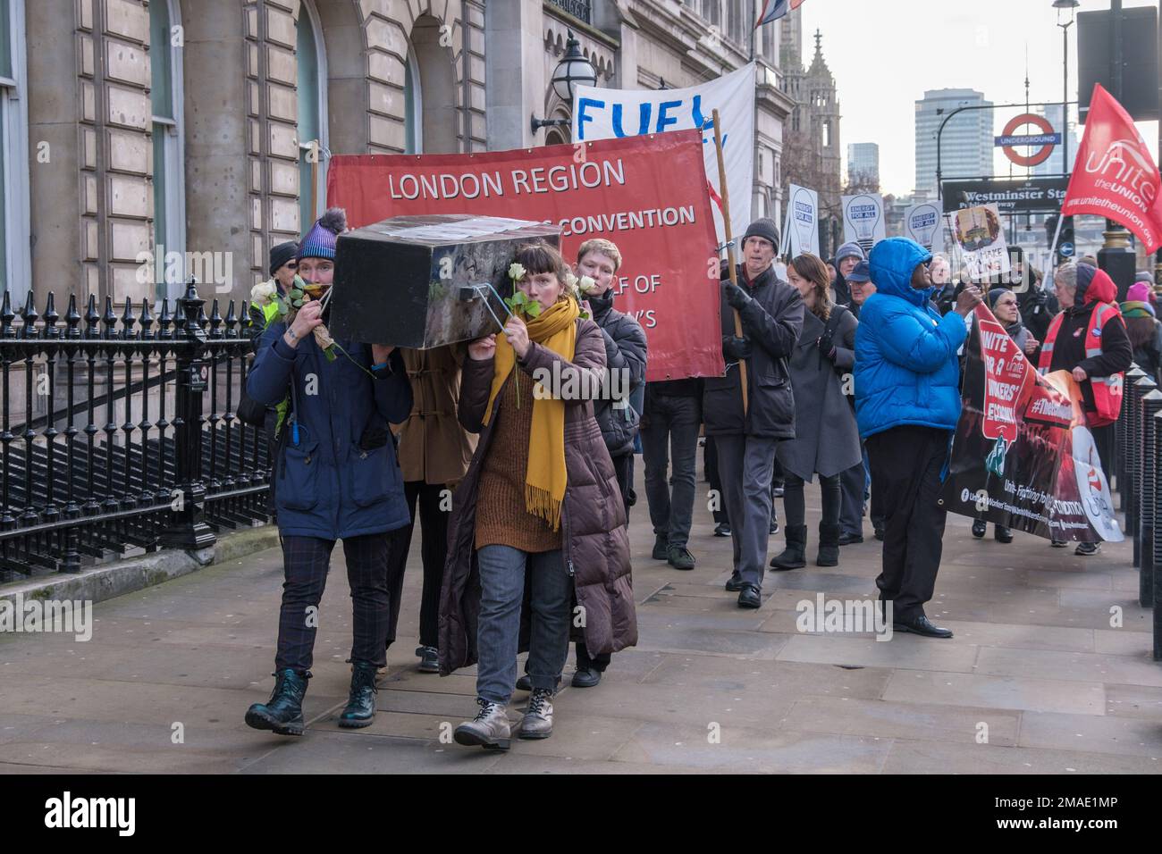 Londres, Royaume-Uni. 19 janvier 2023. Cortège funéraire sur le chemin de Downing St. Fuel Poverty action, National Pensioners Convention, extinction Rebellion Warm Homes Campaigns, DPAC et d'autres tiennent un rassemblement et un silence de quelques minutes à midi sur le nombre choquant de personnes mourant de maladies liées au froid. LES chiffres d'ONS 2021-2 publiés aujourd'hui montrent des niveaux records, plus du double de ceux de 2020-1. Une procession funéraire transportait un cercueil avec le numéro 13400 à Downing St, exigeant une action urgente. Peter Marshall/Alay Live News Banque D'Images