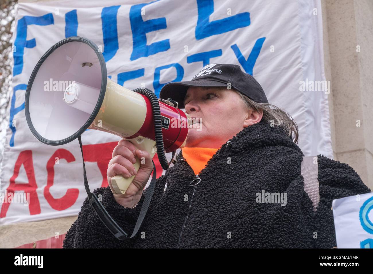 Londres, Royaume-Uni. 19 janvier 2023. Paula Peters, DPAC, parlant. Fuel Poverty action, National Pensioners Convention, extinction Rebellion Warm Homes Campaigns, DPAC et d'autres tiennent un rassemblement et un silence de quelques minutes à midi sur le nombre choquant de personnes mourant de maladies liées au froid. LES chiffres d'ONS 2021-2 publiés aujourd'hui montrent des niveaux records, plus du double de ceux de 2020-1. Une procession funéraire transportait un cercueil avec le numéro 13400 à Downing St, exigeant une action urgente. Peter Marshall/Alay Live News Banque D'Images