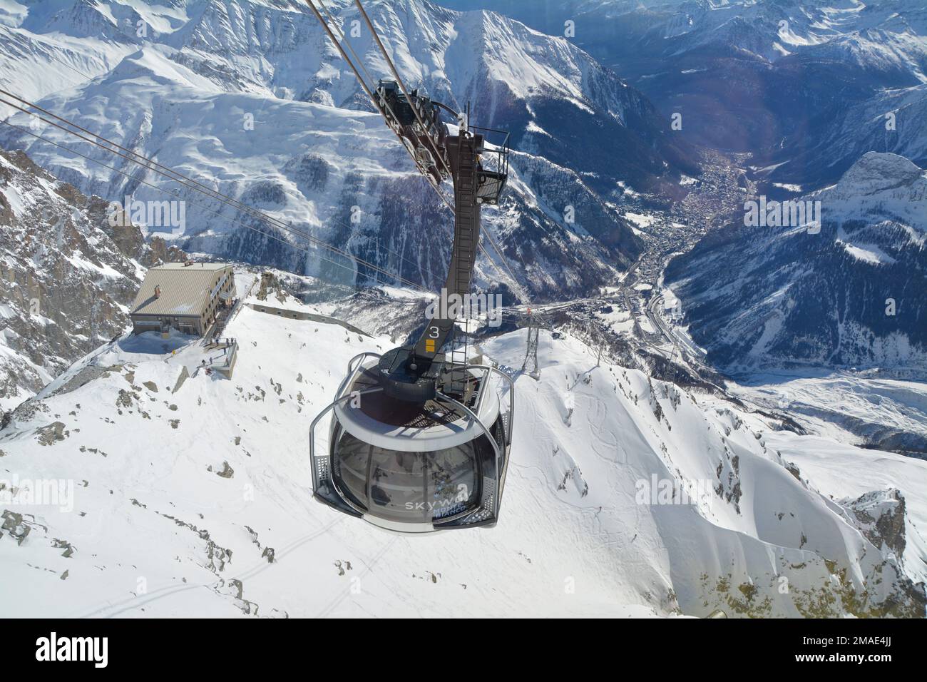 Courmayeur, Italie - 20 février 2020 : téléphérique alpin Skyway Monte Bianco de Courmayeur à Punta Helbronner avec vue panoramique sur le massif du Mont blanc Banque D'Images