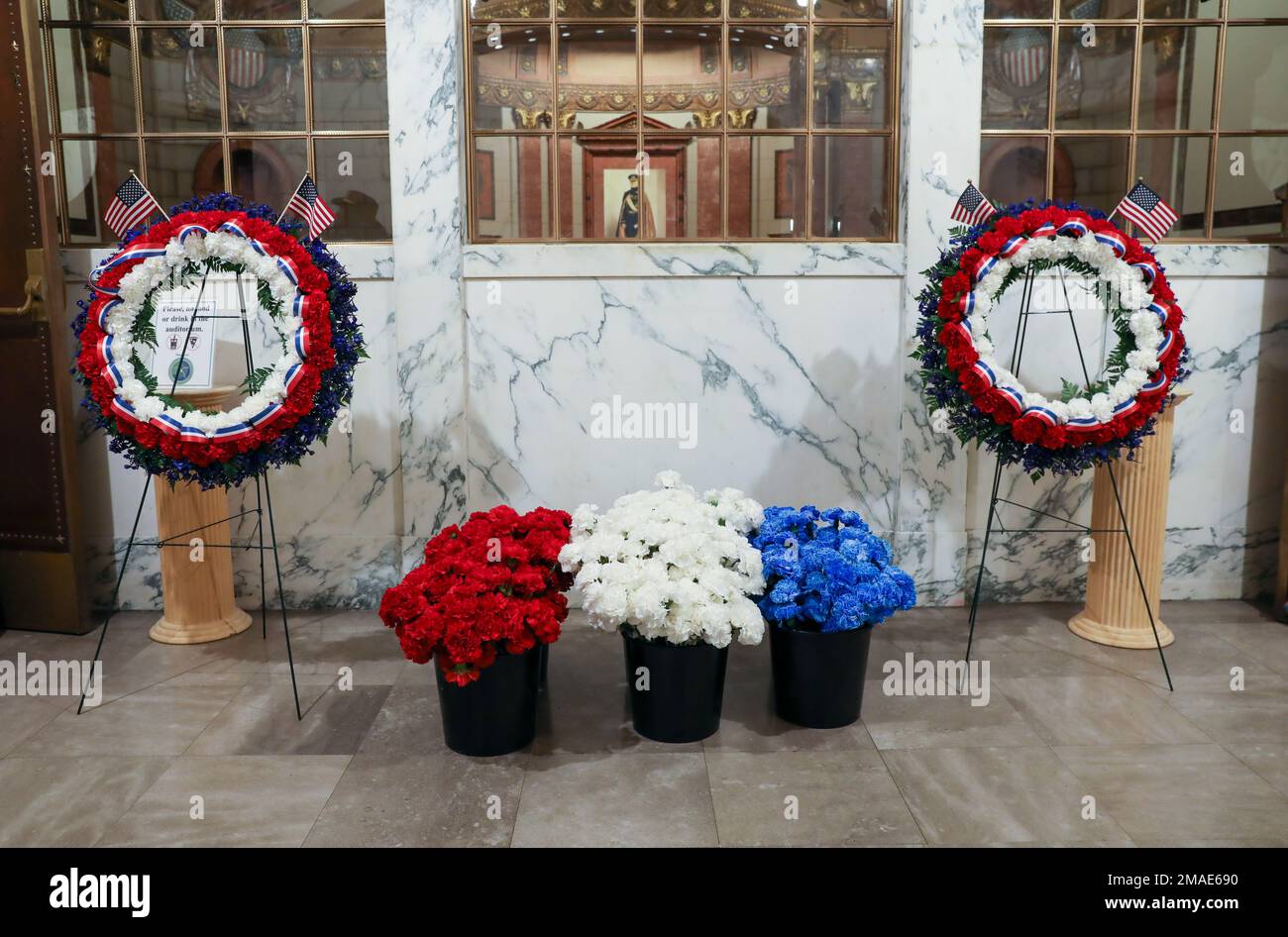 Récifs en roses symbolisant les membres de service de toutes les branches servant dans l'armée, ceux déployés et tombés au combat, à l'Indiana War Memorial 26 mai 2022. (Photo de la Garde nationale de l'Indiana par le sergent d'état-major Aaron Edwards) Banque D'Images