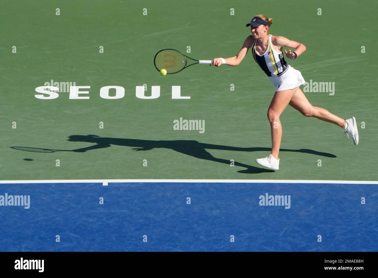 Ekaterina Alexandrova of Russia returns a shot to Jelena Ostapenko of Latvia during their final match at the Korea Open tennis championships in Seoul, South Korea, Sunday, Sept. 25, 2022. (AP Photo/Ahn Young-joon) Banque D'Images