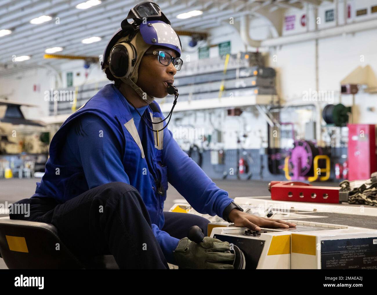 220526-N-TT639-1011 OCÉAN PACIFIQUE (26 mai 2022) – Airman Jermeria Miller, de Bogulusa, en Louisiane, exploite un tas d'observation dans la baie hangar à bord du porte-avions amphibie USS Tripoli (LHA 7), 26 mai 2022. Tripoli effectue des opérations de routine dans la flotte américaine 7th. Banque D'Images