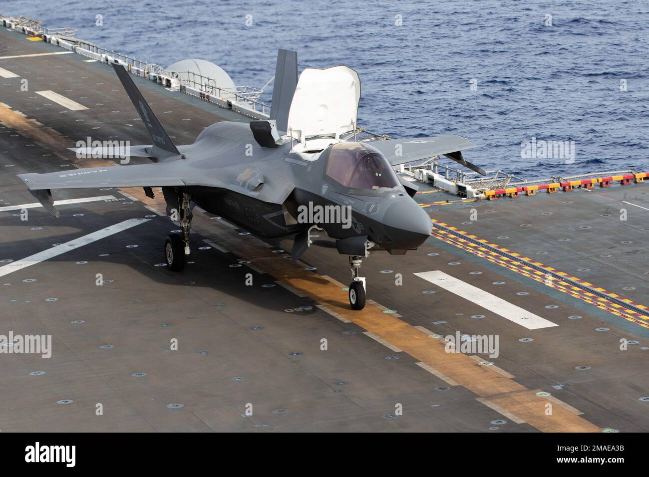220527-XN177-1085 OCÉAN PACIFIQUE (27 mai 2022) – un F-35B Lightning II affecté à l'escadron d'attaque de chasseurs maritimes (AFMV) 121 sort du pont de vol du porte-avions amphibie USS Tripoli (LHA 7), 27 mai 2022. Tripoli effectue des opérations de routine dans la flotte américaine 7th. Banque D'Images