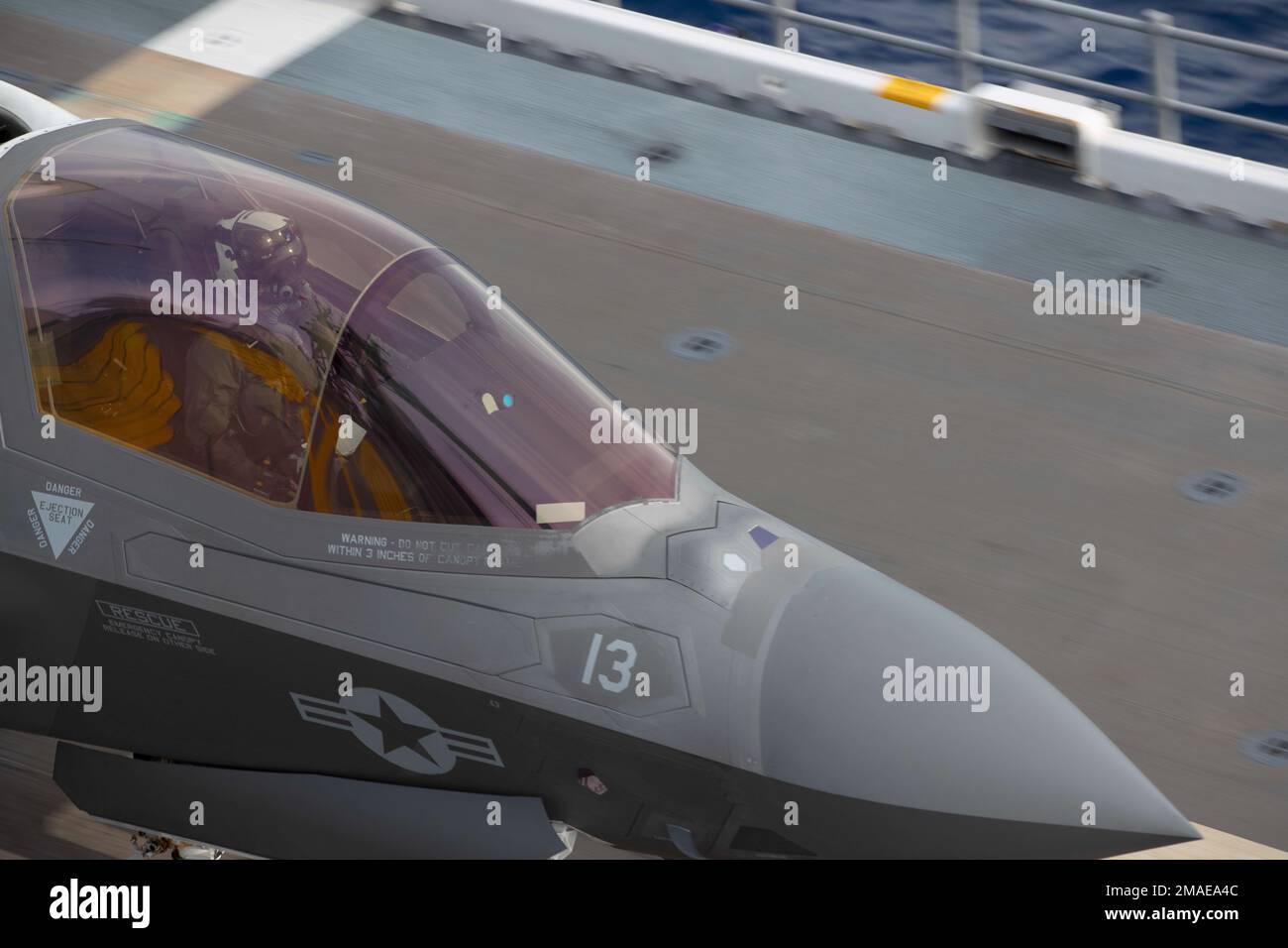 220527-XN177-1140 OCÉAN PACIFIQUE (27 mai 2022) – un F-35B Lightning II affecté à l'escadron d'attaque de chasseurs maritimes (AFMV) 121 sort du pont de vol du porte-avions amphibie USS Tripoli (LHA 7), 27 mai 2022. Tripoli effectue des opérations de routine dans la flotte américaine 7th. Banque D'Images