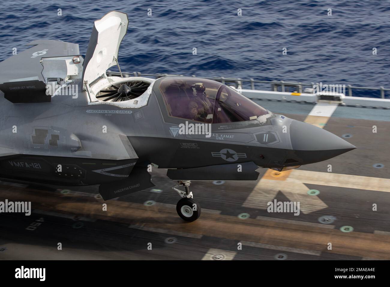220527-XN177-1089 OCÉAN PACIFIQUE (27 mai 2022) – un F-35B Lightning II affecté à l'escadron d'attaque de chasseurs maritimes (AFMV) 121 sort du pont de vol du porte-avions amphibie USS Tripoli (LHA 7), 27 mai 2022. Tripoli effectue des opérations de routine dans la flotte américaine 7th. Banque D'Images