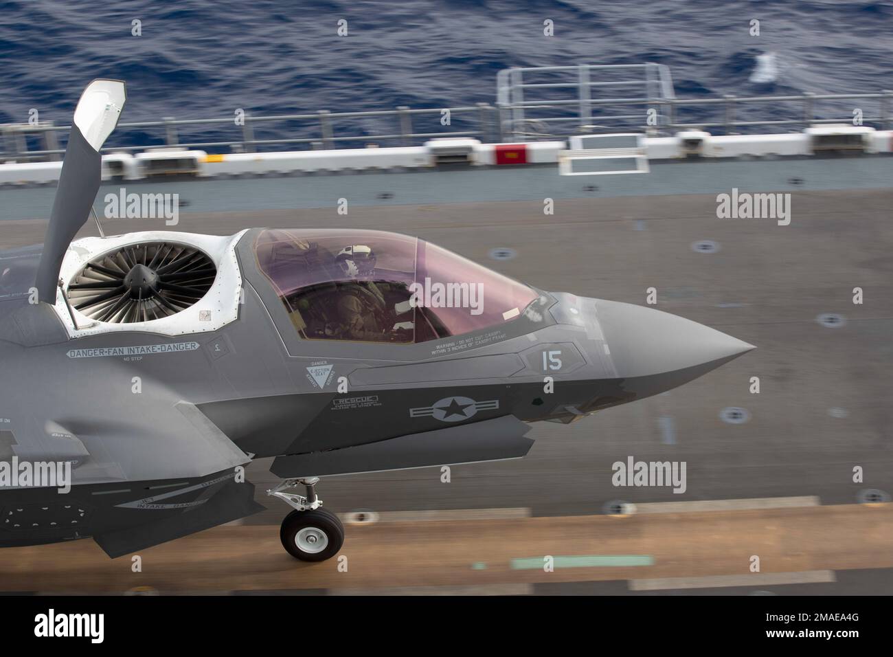 220527-XN177-1167 OCÉAN PACIFIQUE (27 mai 2022) – un F-35B Lightning II affecté à l'escadron d'attaque de chasseurs maritimes (AFMV) 121 sort du pont de vol du porte-avions amphibie USS Tripoli (LHA 7), 27 mai 2022. Tripoli effectue des opérations de routine dans la flotte américaine 7th. Banque D'Images