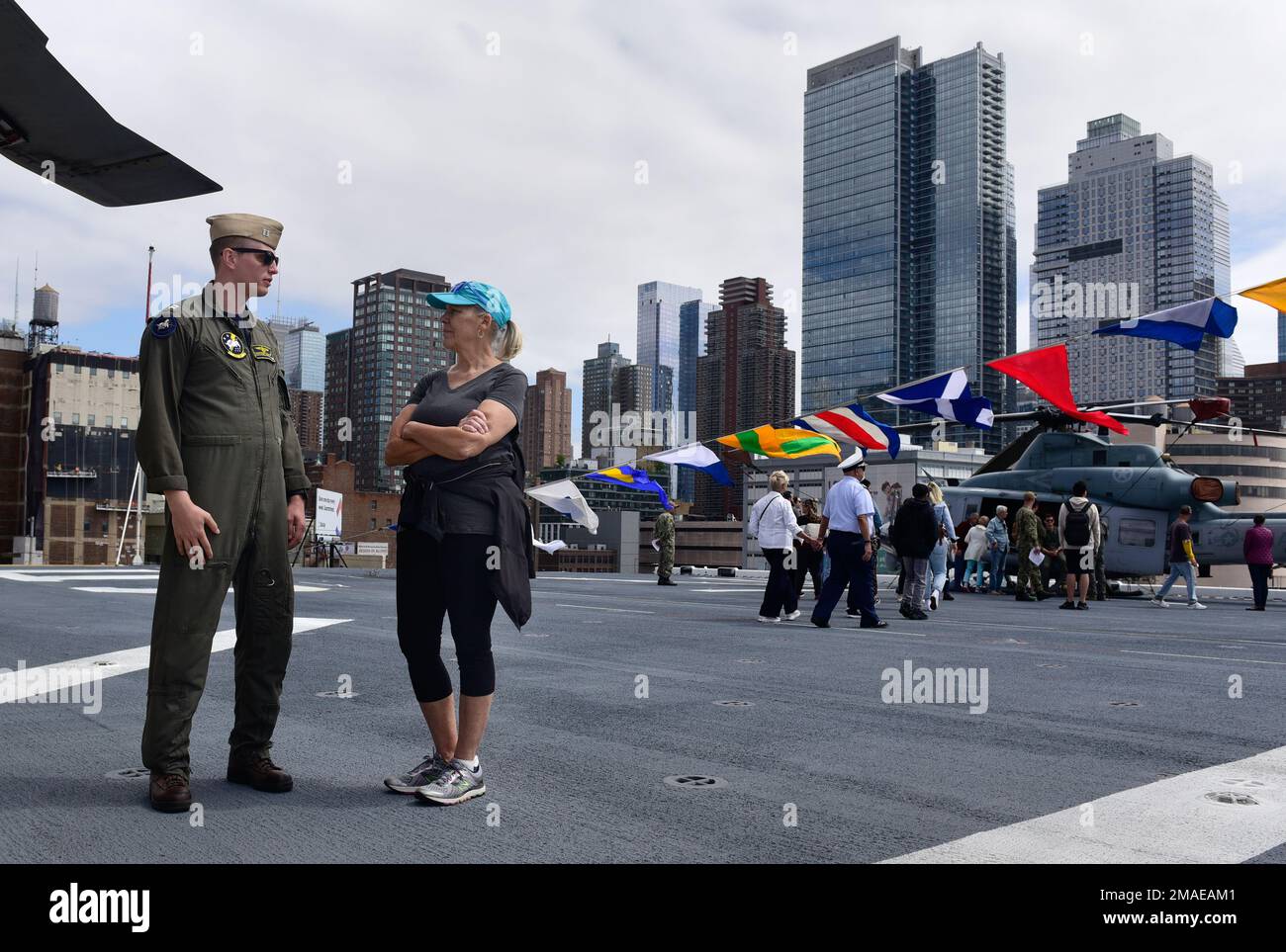 NEW YORK -- (26 MAI 2022) Patty Bernson, de New York, discute avec les États-Unis Le lieutenant de marine Christopher Tribble, pilote de l'Escadron de combat en mer (HSC) 26 basé à Norfolk, en Virginie, sur le pont de vol de l'USS Bataan (LHD-5) pendant la semaine de la flotte. Le père de Bernson a servi dans les îles Marshall comme Seabee pendant la Seconde Guerre mondiale. « Je dois beaucoup à la Marine », dit-elle. La Fleet week New York, qui en est maintenant à 34th ans, est la célébration de la ville des services maritimes. C'est une occasion sans précédent pour les citoyens de New York et de la région des trois États environnants de rencontrer des marins, des Marines et des gardes-côtes, et Banque D'Images
