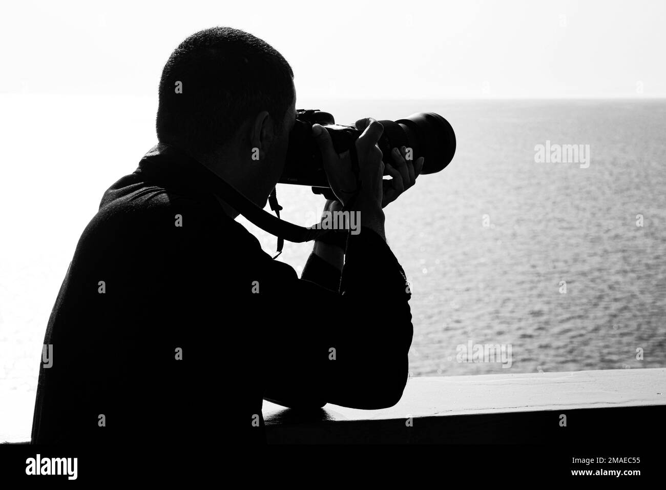 220526-N-PC065-1018 MER EGÉÉ (26 mai 2022) – Spécialiste de la logistique 2nd le champion Vonangelo de classe Michel-Ange, affecté au navire de transport amphibie de classe San Antonio USS Arlington (LPD 24), prend des photos dans le cadre de l’équipe d’exploitation et d’intelligence nautique ou photographique du navire, 26 mai 2022. Arlington et les éléments embarqués de l'unité expéditionnaire maritime (UMM) 22nd font partie de l'équipe du Groupe de préparation amphibie Kearsarge-22nd de l'UMM et sont en cours de déploiement aux États-Unis Marine Forces Europe zone d'opérations, employée par les États-Unis Sixième flotte pour défendre les États-Unis, allié Banque D'Images