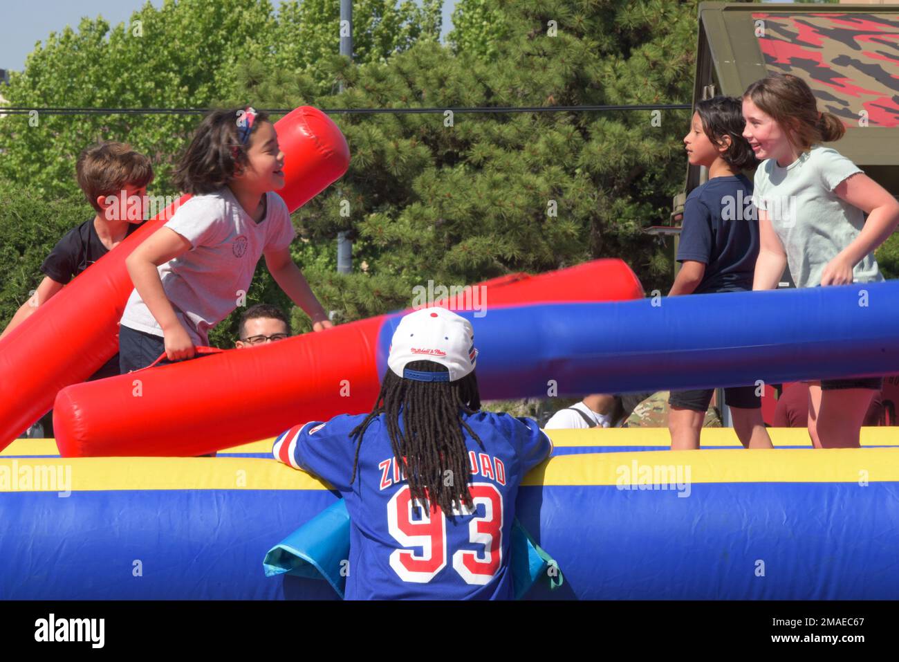 Les enfants jouent dans une arène gonflable pendant le bain du jour du souvenir à la base aérienne d'Osan, République de Corée, 26 mai 2022. La Bash du jour du souvenir a été remplie d'activités familiales et de plein air comme un moyen de redonner à la communauté, tout en respectant le patrimoine militaire et la tradition. Banque D'Images