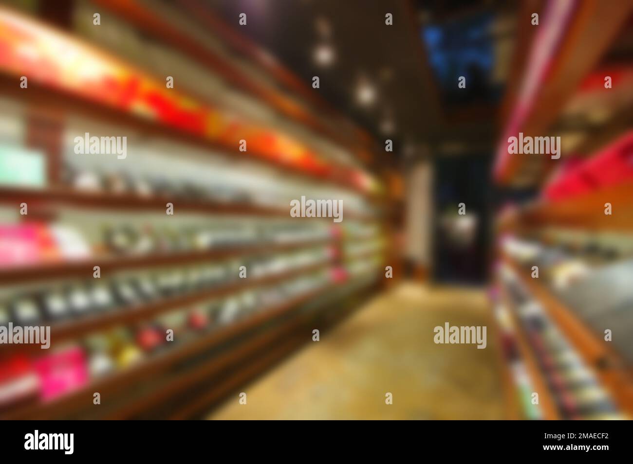 Magasin de vins flous allée porte-bouteilles de champagne whisky allongé sur des étagères en bois Banque D'Images