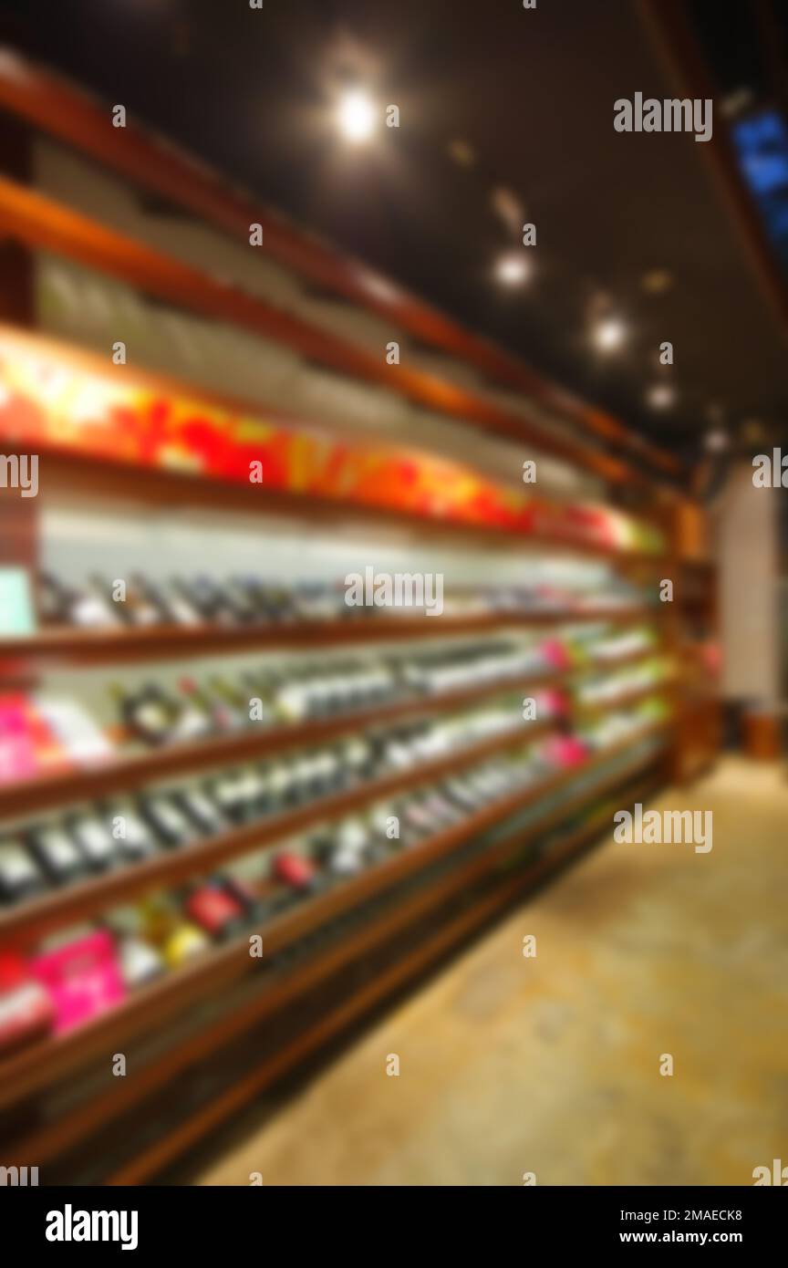 Magasin de vins flous allée porte-bouteilles de champagne whisky allongé sur des étagères en bois Banque D'Images