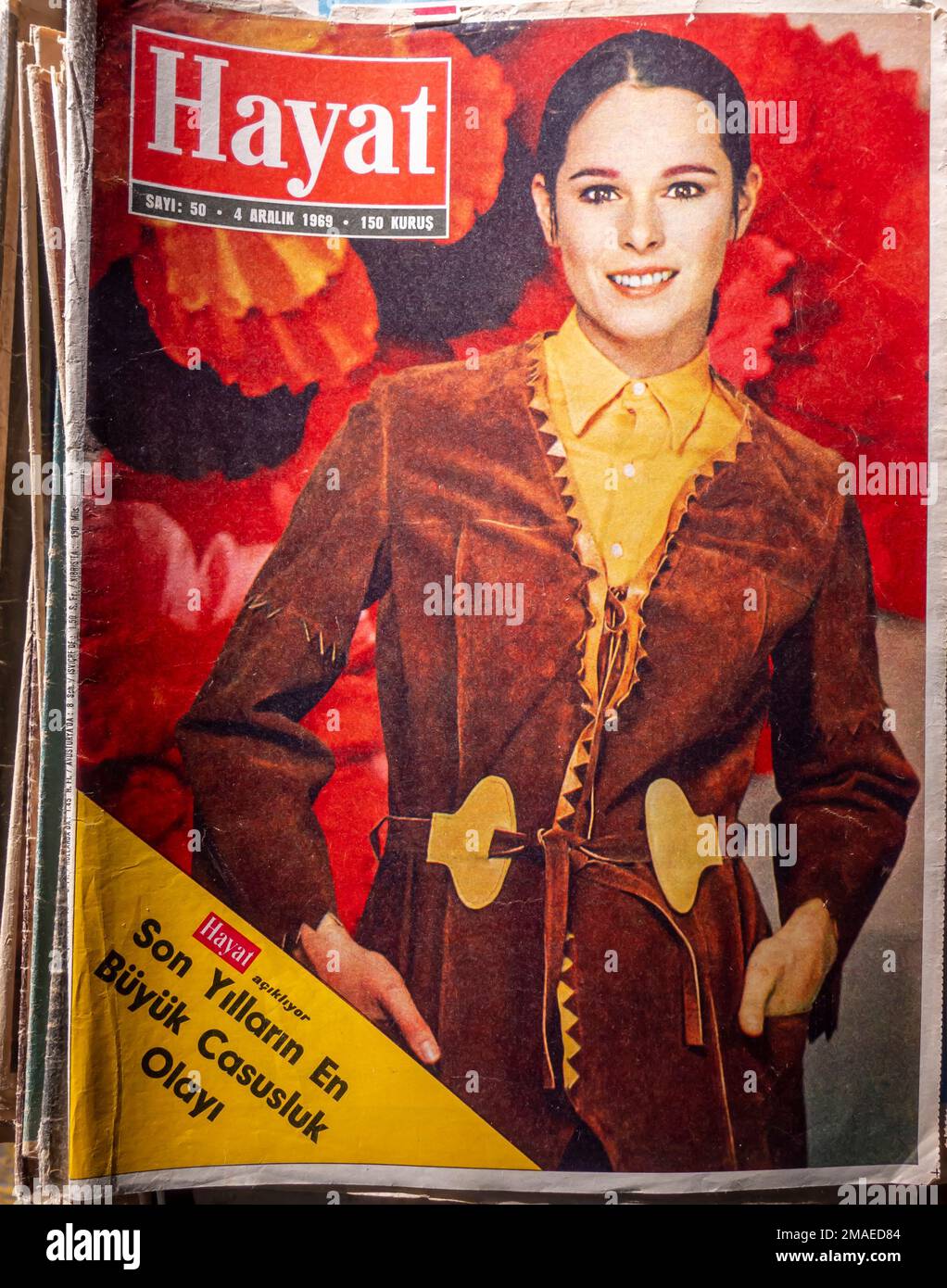 Couverture du magazine turc Hayat 1969. Pile de vieux magazines de culture turque de style de vie Banque D'Images