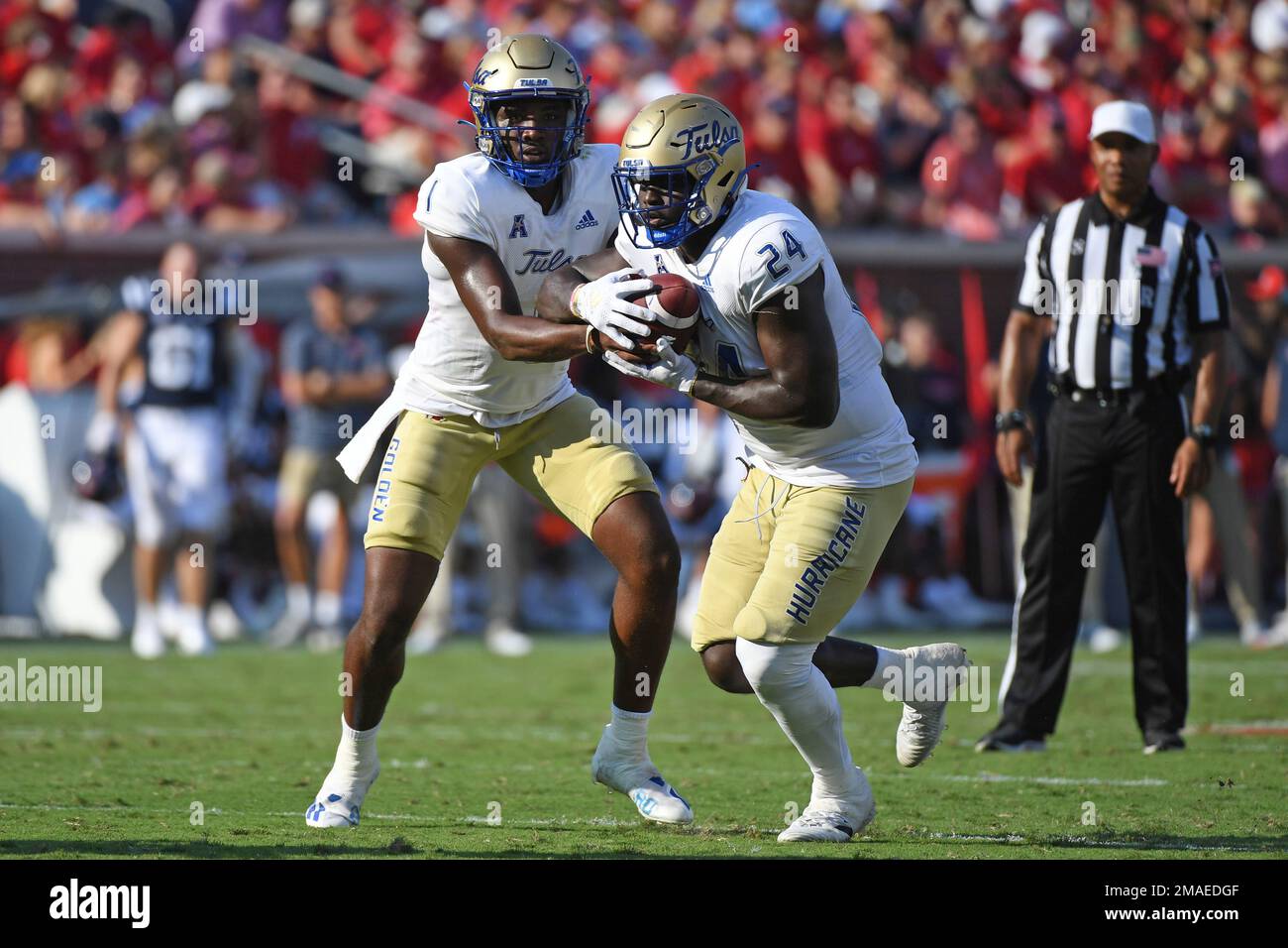 Tulsa quarterback Braylon Braxton (1) hands the ball off to running back Steven Anderson (24) during the first half of an NCAA college football game against Mississippi in Oxford, Miss., Saturday, Sept. 24, 2022. (AP Photo/Thomas Graning) Banque D'Images