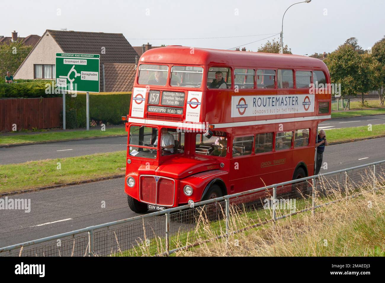 13 sept 2014 Un bus AEG Routemaster London transport à double étage rouge vintage sur la chaussée à Bangor après une journée à une foire locale Banque D'Images