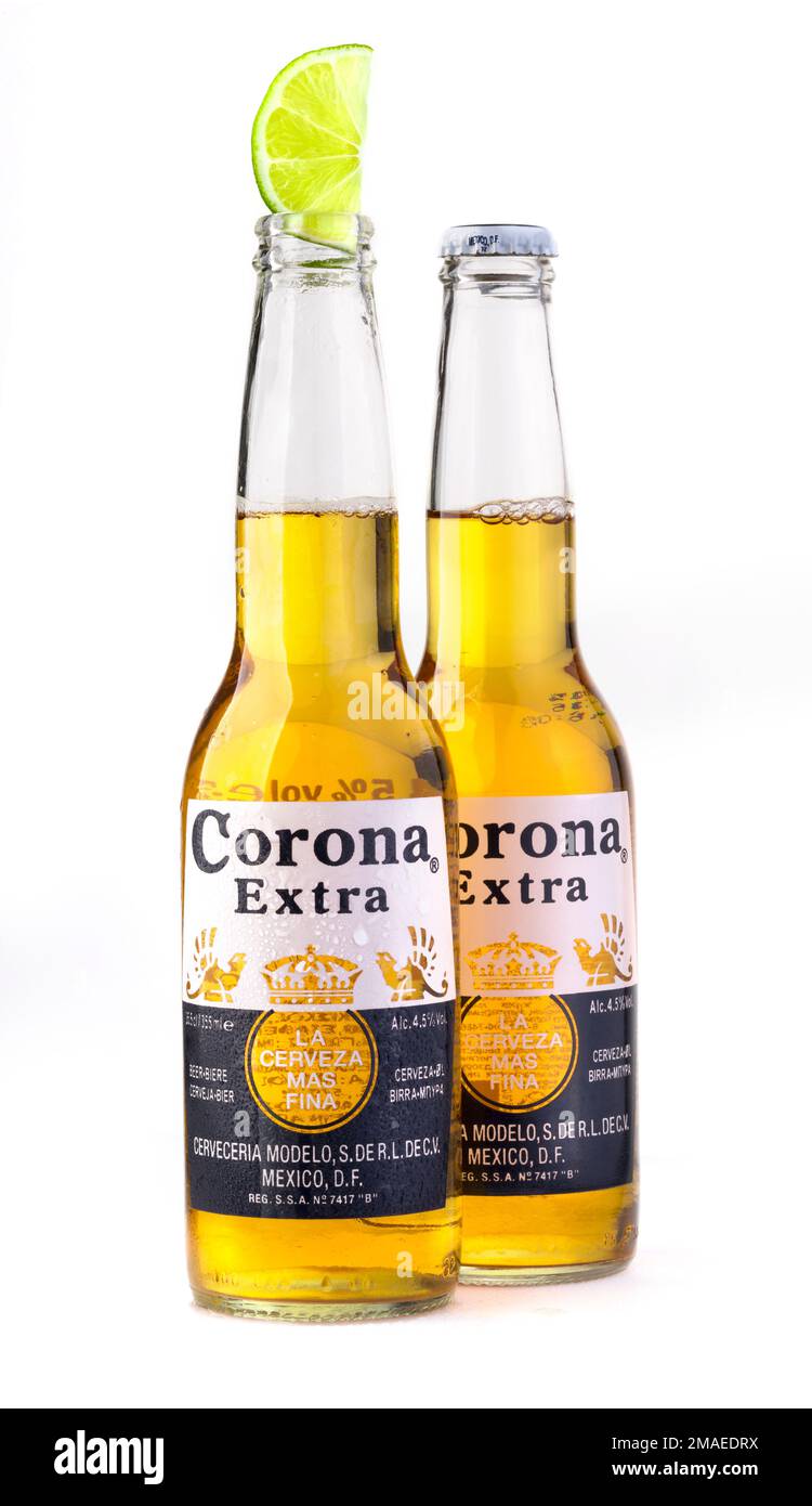 CHISINAU, MOLDAVIE - 19 janvier 2018: Photo d'une bouteille de Corona Extra Beer. Corona, produit par Grupo Modelo avec Anheuser Busch InBev, est le plus important Banque D'Images