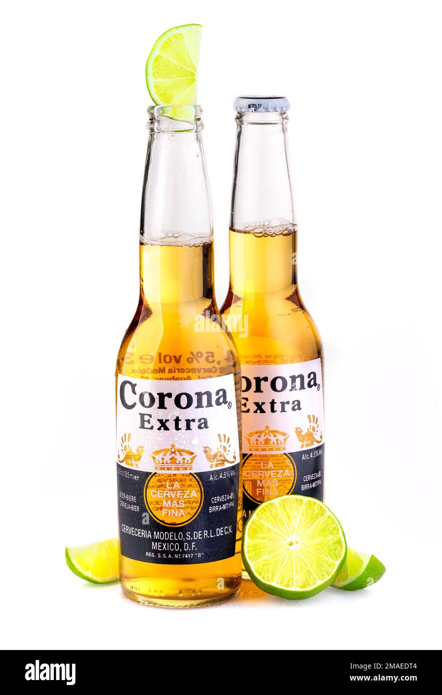 CHISINAU, MOLDAVIE - 19 janvier 2018: Photo d'une bouteille de Corona Extra Beer. Corona, produit par Grupo Modelo avec Anheuser Busch InBev, est le plus important Banque D'Images