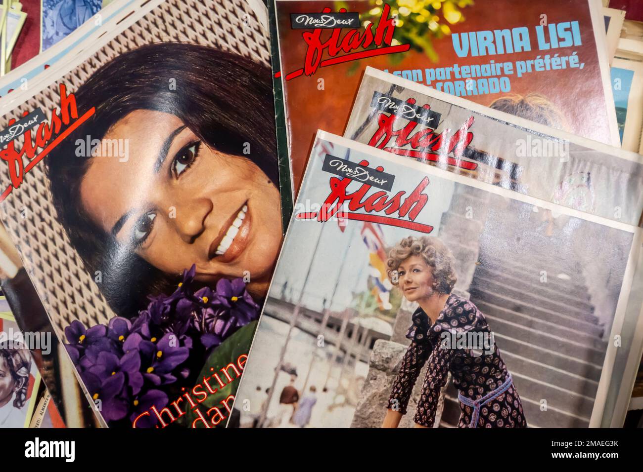 Couvertures assorties du magazine de mode de vie français de Nous deux Flash Banque D'Images