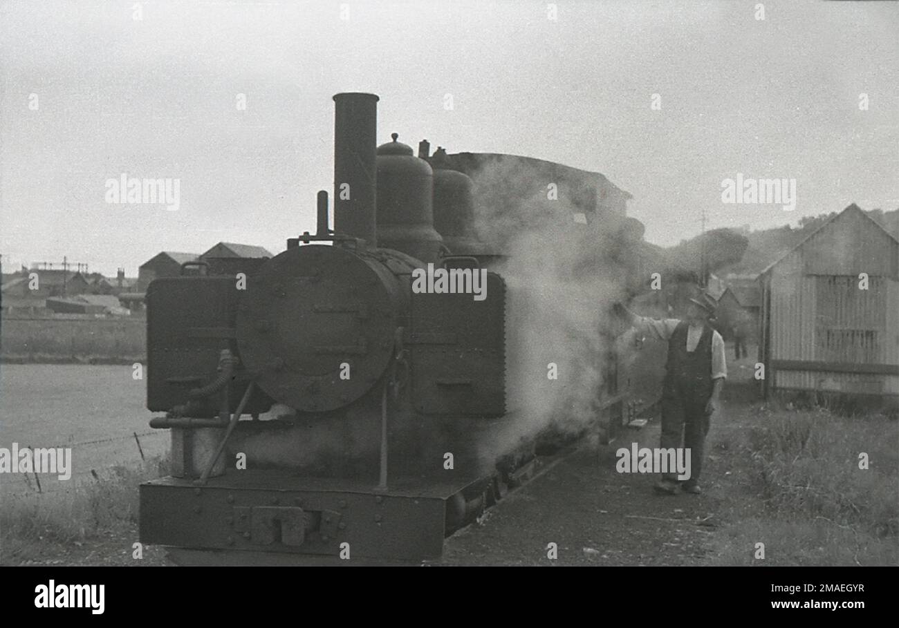 Chemin de fer Welsh Highland Baldwin 4-6-0T No.590 avec la ligne de côte Cambrian derrière en 1930s Banque D'Images