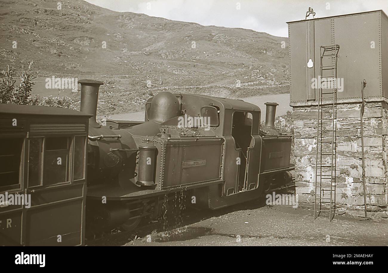 Ffestinog Railway, locomotive à double extrémité Fairlie Merdinn Emrys à la gare de Tan-y-Bwlch en 1930s Banque D'Images