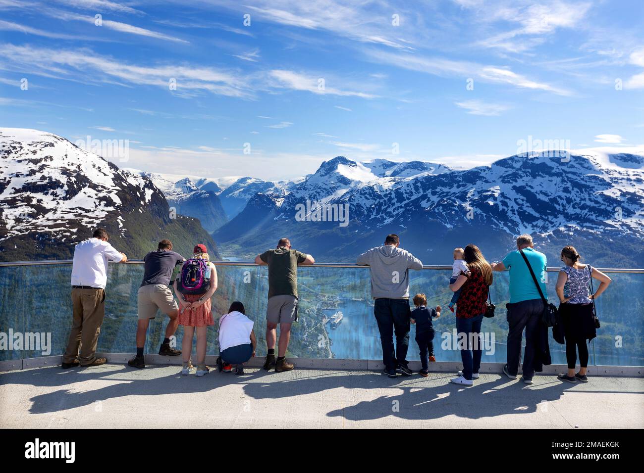 Un groupe de touristes apprécient la vue majestueuse sur les Fjords et Olden depuis le sommet du télésiège Loen avec le bateau de croisière P&O IONA au loin Banque D'Images