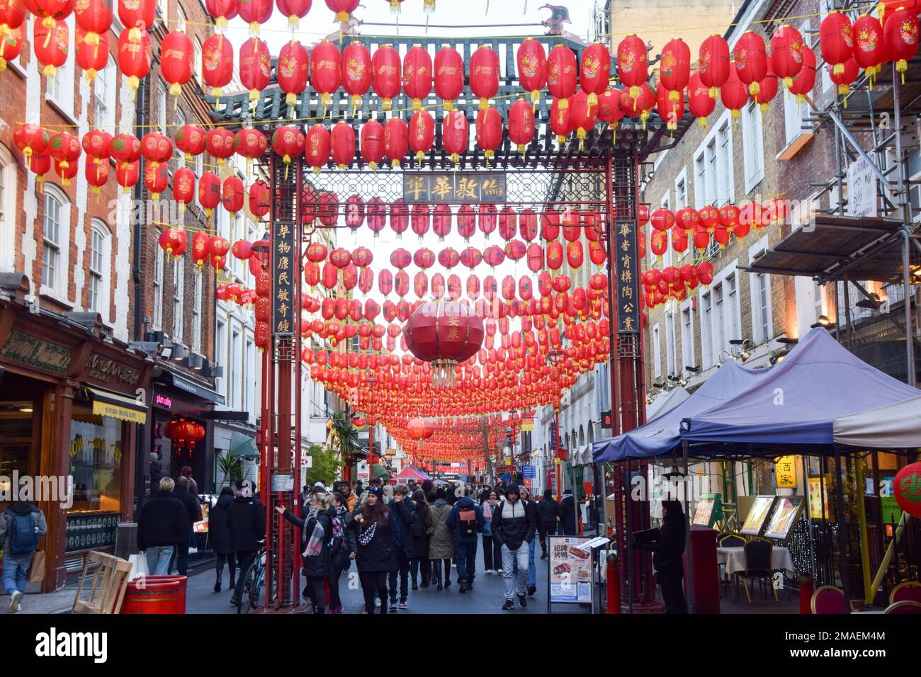 Londres, Royaume-Uni. 19th janvier 2023. Gerrard Street à Chinatown avant le nouvel an chinois, l'année du lapin. Credit: Vuk Valcic/Alamy Live News Banque D'Images