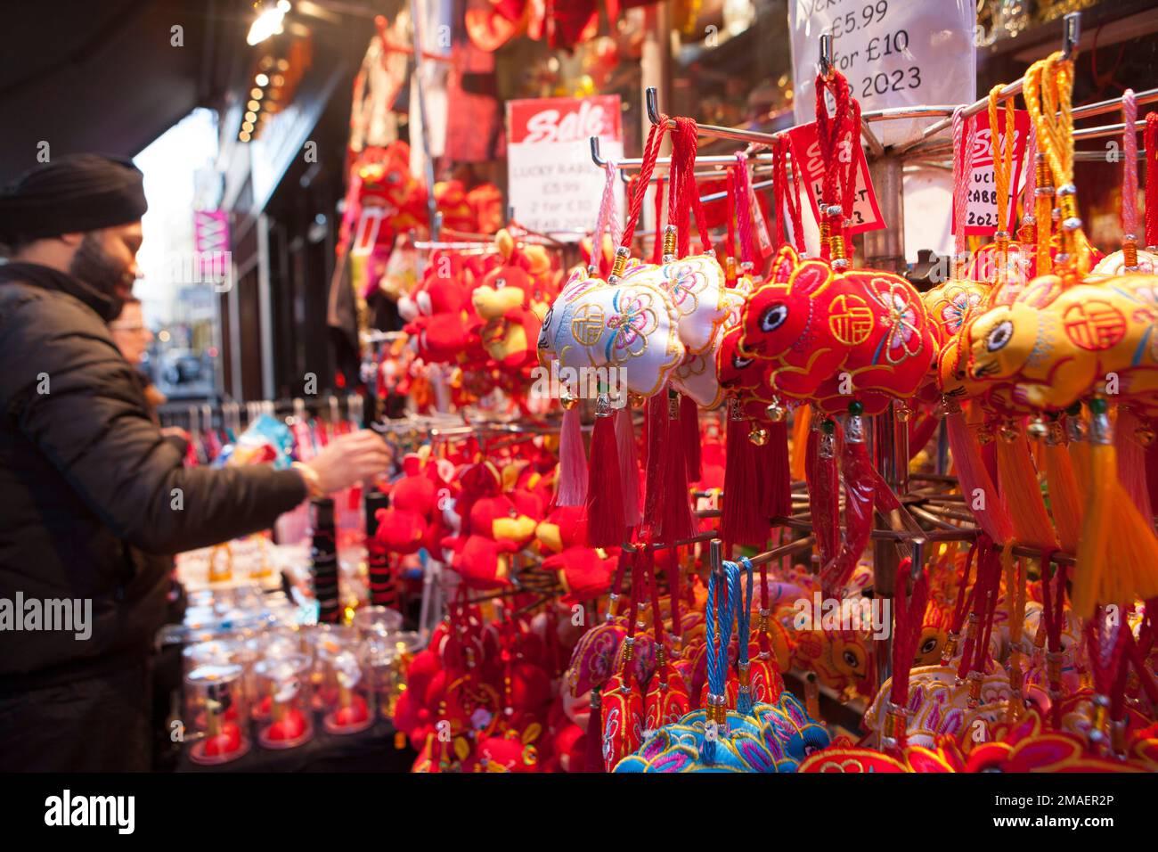 Londres, Royaume-Uni, 19 janvier 2023 : souvenirs de lapin chanceux à vendre dans Chinatown. L'année chinoise du lapin commence le dimanche 22nd janvier. Anna Watson/Alay Live News Banque D'Images