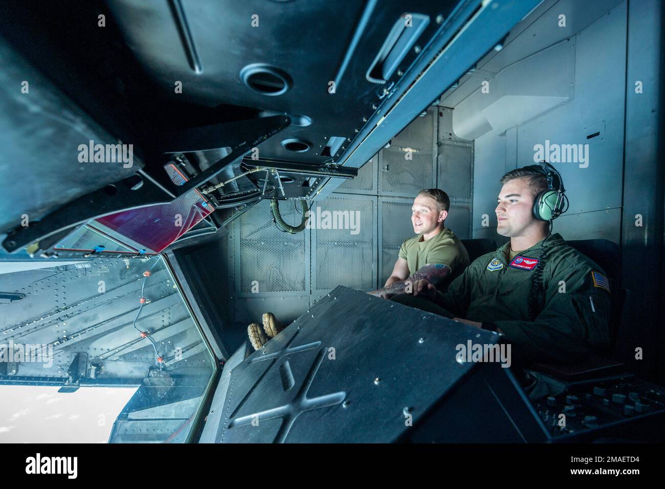 Le Sgt Barrett Blunt, membre du personnel de l'US Air Force, à droite, opérateur de la flèche du 9th Air ravitaillement Squadron, montre Tech. Sgt Justin Lynch 660th Aircraft maintenance Squadron instruments et système de contrôle de vol officier en charge, comment manœuvrer un boom pendant une simulation de ravitaillement au-dessus de l'océan Pacifique, 26 mai 2022. Les membres de l'équipage ont effectué une mission intégrée sortie dans le cadre d'une formation visant à améliorer les capacités de ravitaillement et à accroître la mobilité mondiale. Banque D'Images