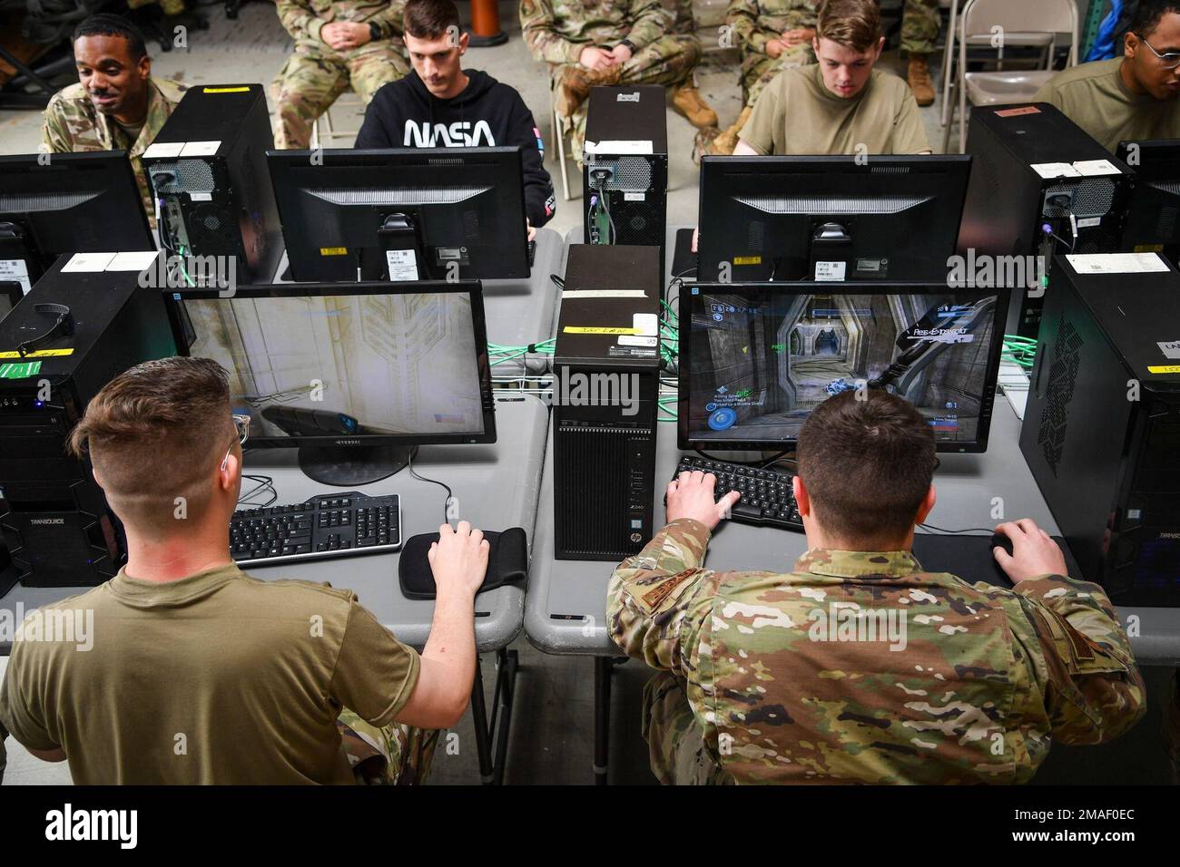 Les cyber-aviateurs participent à un tournoi de jeux vidéo LAN (réseau local), lors des jeux JBLE Cyber Games 1st, à 26 mai 2022, à la base commune Langley-Eustis, en Virginie JBLE Cyber Games, organisé par le 363d Intelligence support Squadron (ISS), a réuni des cyber-aviateurs de l'ASUS 700, du 633d Communications Squadron, du 83rd Network Operations Squadron et de l'ISS 363d pour participer à une variété de compétitions. Ces compétitions ont testé les compétences de chaque équipe en trivia, en sport (Conball, volley-ball et basket-ball), en assemblage informatique et dans un tournoi de jeu vidéo LAN (réseau local) Party. Banque D'Images