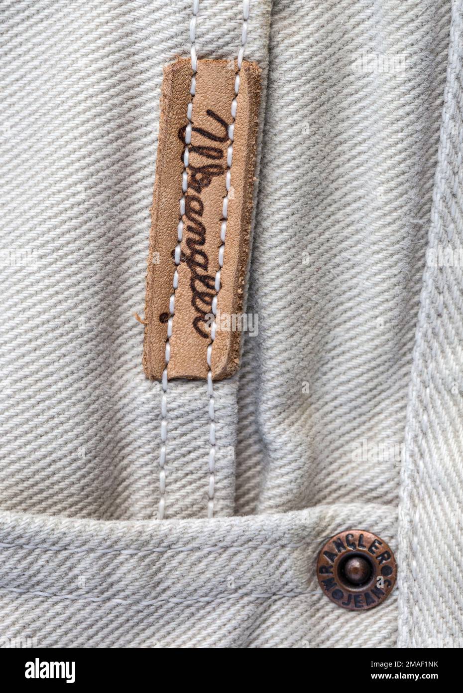 Chisinau, Moldova - 19 août 2016: Gros plan de l'étiquette Wrangler sur les jeans blancs. Wrangler est un fabricant américain de jeans. Son siège est à Gree Banque D'Images