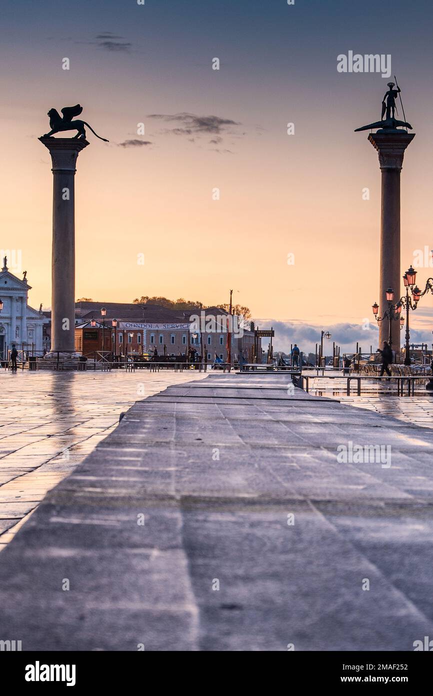 Exposition à l'aube de la Piazza San Marco après une pluie et une inondation à Venise, en Italie. Banque D'Images