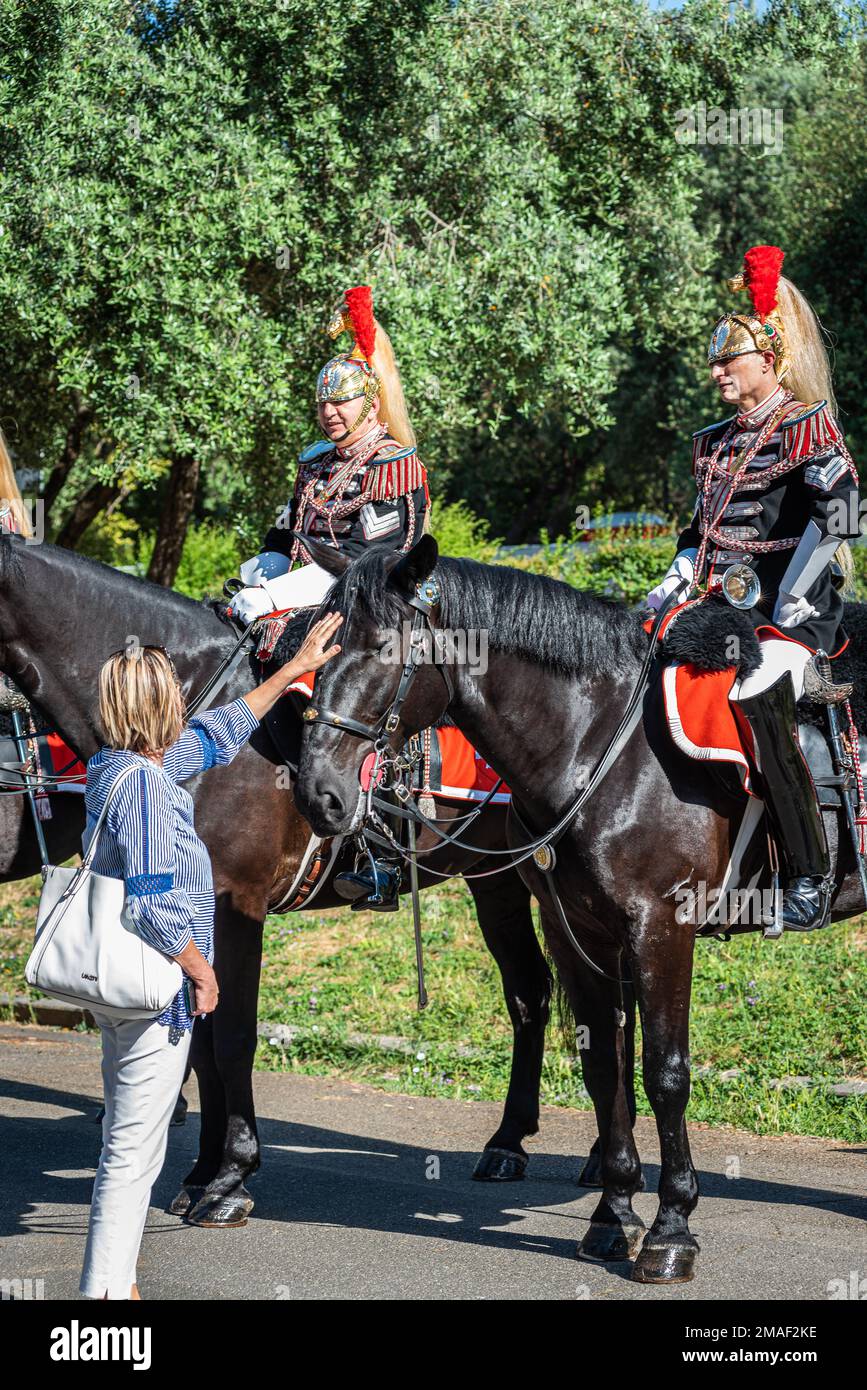 Les soldats à cheval se préparent à la parade pour célébrer la Fête de la République en Italie Banque D'Images