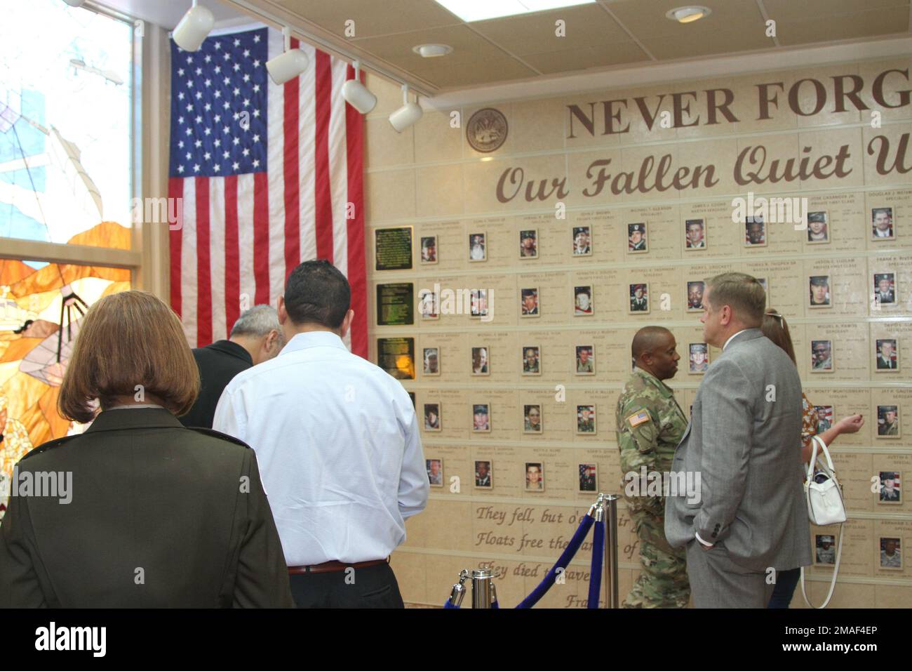 « Ce monument commémoratif, commandé en 2006 par l’ancien général DE NETCOM, le Lieutenant général Carroll Pollett, a été dédié pour la première fois en décembre 2008 par le Lieutenant général Susan Lawrence pour les familles des 56 premiers membres du signal tombé depuis 9-11, dont les noms et photos ont d’abord honoré ce monument commémoratif », a déclaré le Commandant GÉNÉRAL DE NETCOM, Major général Christopher Eubank, pendant les remarques. Et depuis ce premier dévouement, NETCOM a eu le devoir solennel d'ajouter 47 noms supplémentaires au mémorial. Banque D'Images