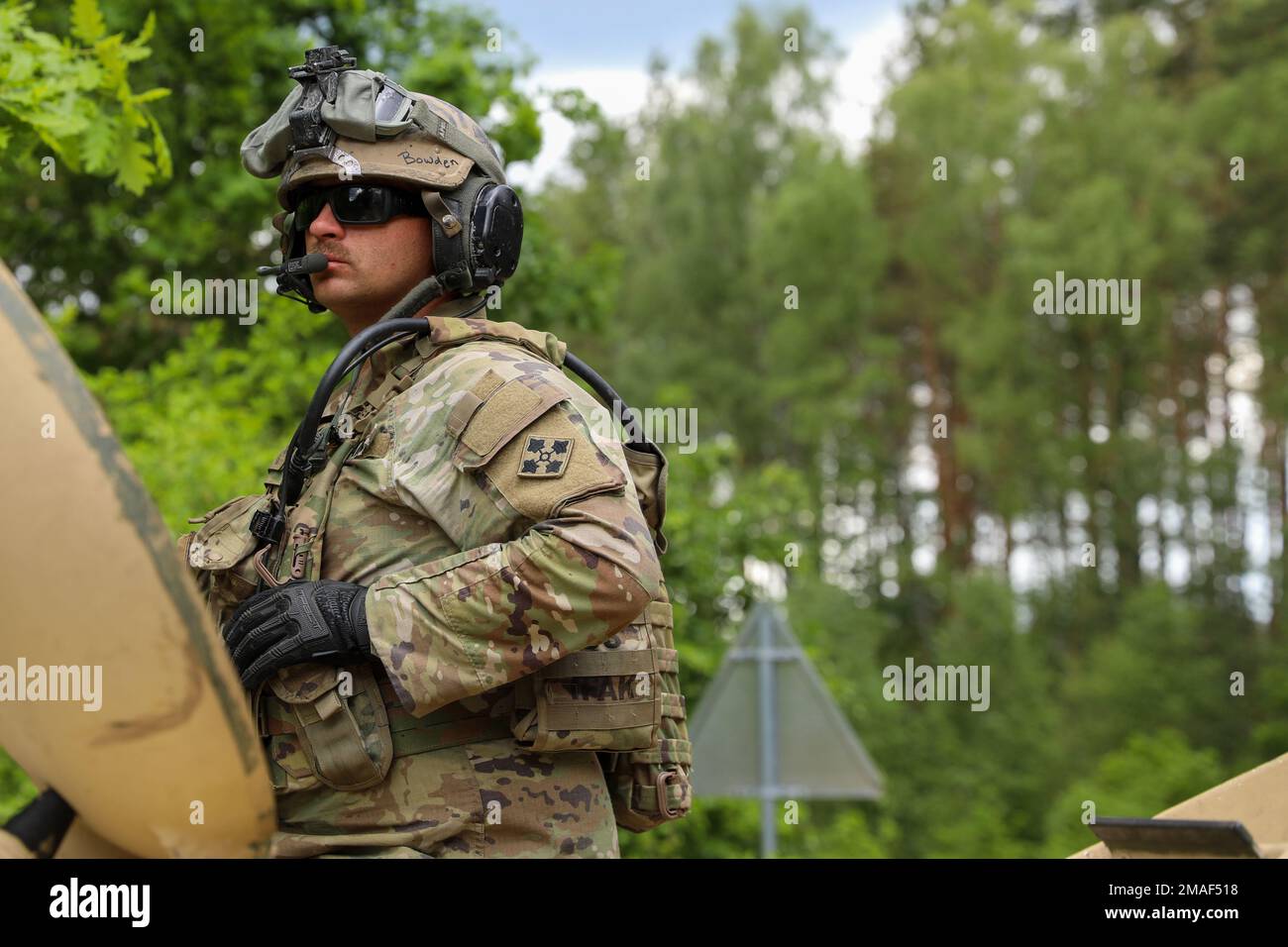 ÉTATS-UNIS Davie Bowden, membre de la brigade de soutien 64th, équipe de combat de la brigade blindée 3rd, division d'infanterie 4th, attend dans un véhicule ambulancier blindé lors d'un entraînement multinational de point d'échange d'ambulance pendant le Defender 22 à Drawsko Pomorskie, Pologne, 26 mai 2022. Defender Europe 22 est une série d'États-Unis Des exercices d'entraînement multinationaux en Europe de l'est et en Afrique de l'Armée de terre démontrent la capacité de mener des opérations de combat au sol à grande échelle sur plusieurs théâtres pour soutenir l'OTAN. Banque D'Images