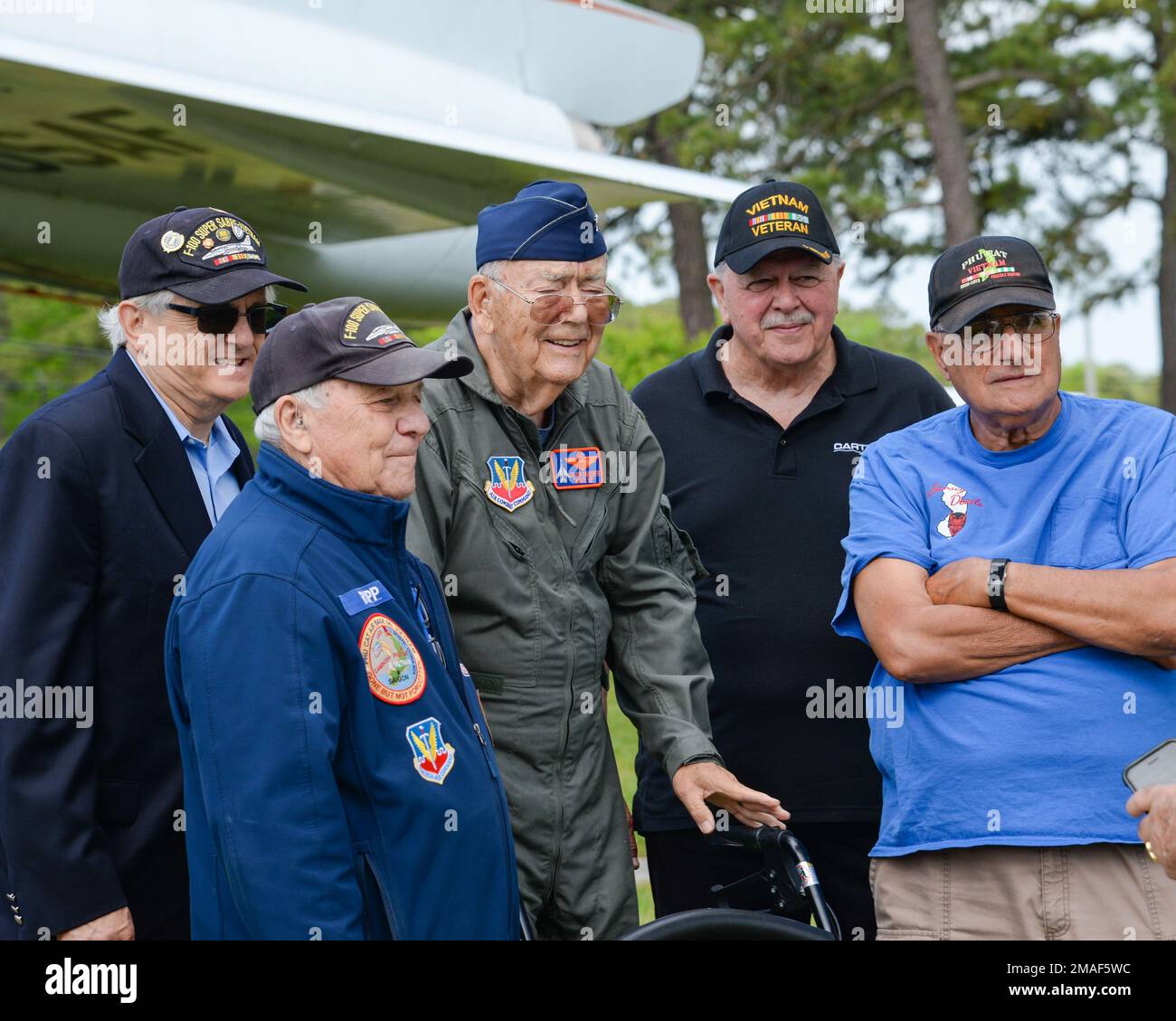 Retraité des États-Unis Le colonel de la Force aérienne Ron Standerfer, pilote nord-américain F-100 Super Sabre, à gauche, et d'autres anciens combattants de la guerre du Vietnam, posent pour une photo 26 mai 2022, à l'aile Fighter 17th, canton d'Egg Harbor, New Jersey. L'affichage statique du F-100F au 177th FW, 56-3897, est prêté par le Musée national de l'Armée de l'air des États-Unis et a été dédié à Standerfer pour son service au Vietnam. Banque D'Images