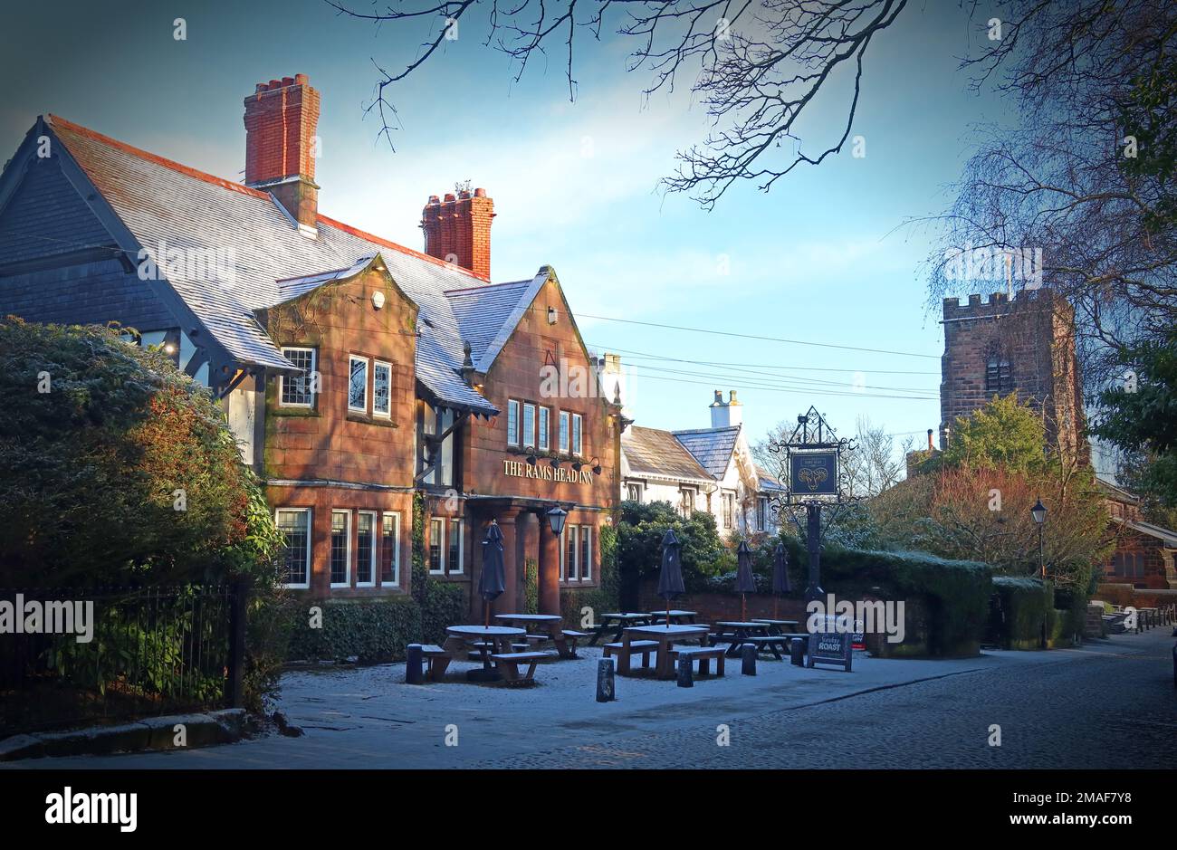 Village de Grappenhall avec neige en hiver, Warrington, Cheshire, Angleterre, Royaume-Uni, WA4 3EP - Rams Head, église paroissiale St Wilfrids Banque D'Images